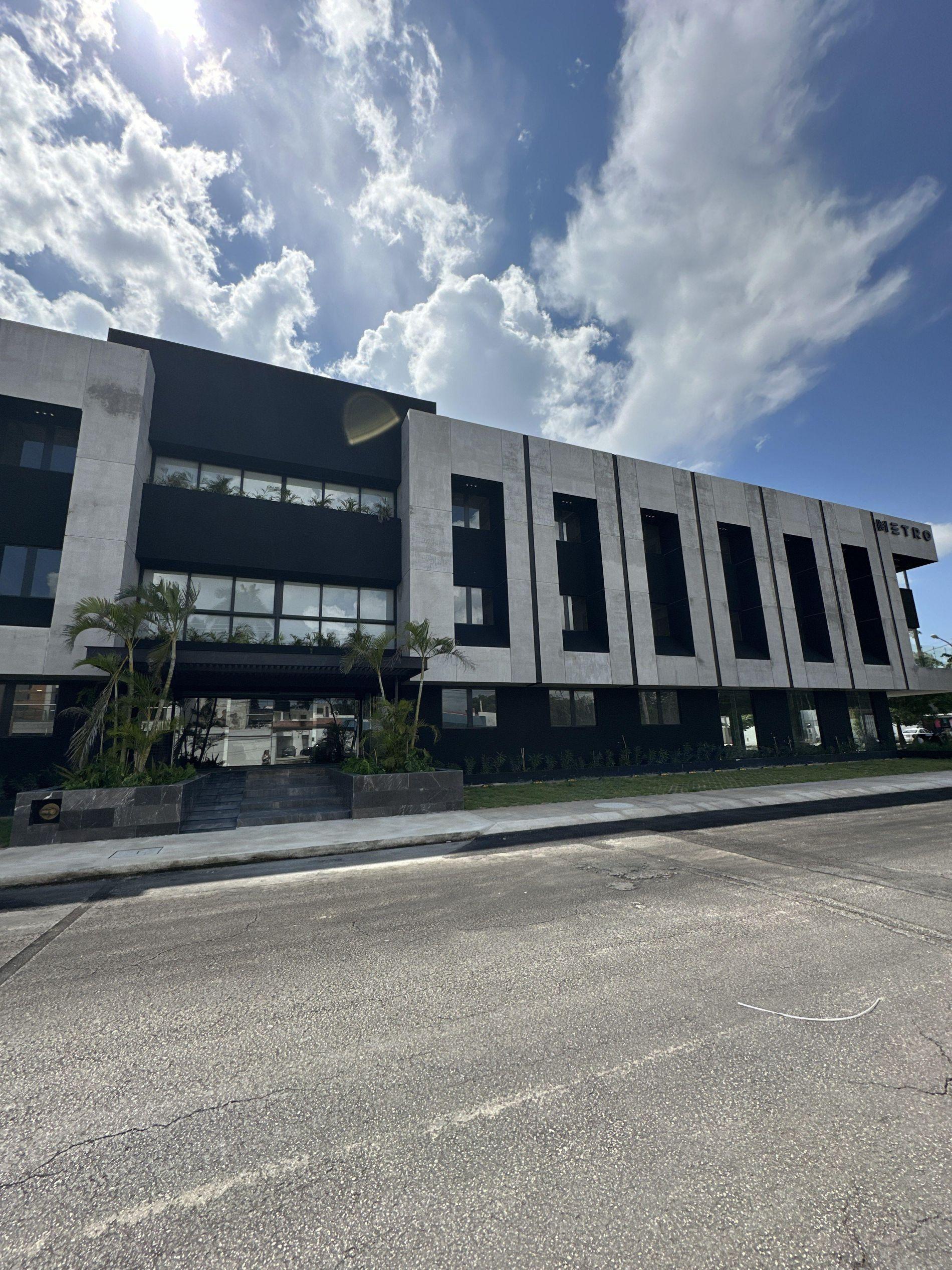 Local comercial sobre avenida, en complejo de oficinas.