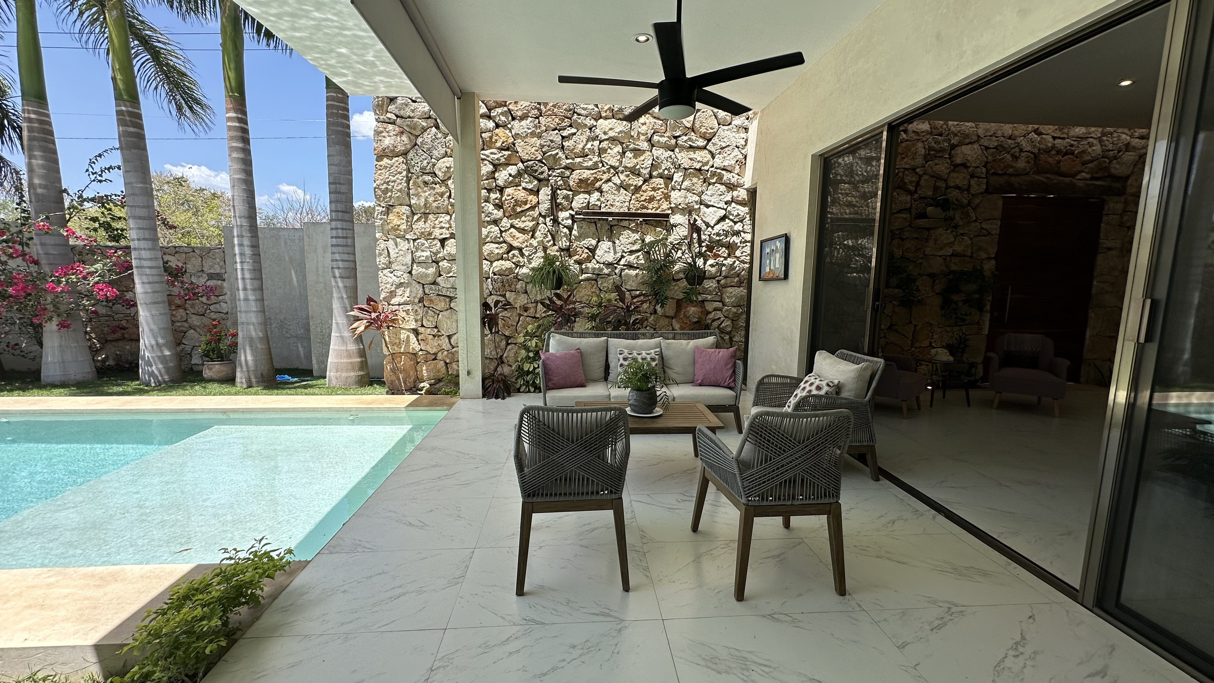 Casa tipo hacienda de un piso, con 4 habitaciones.