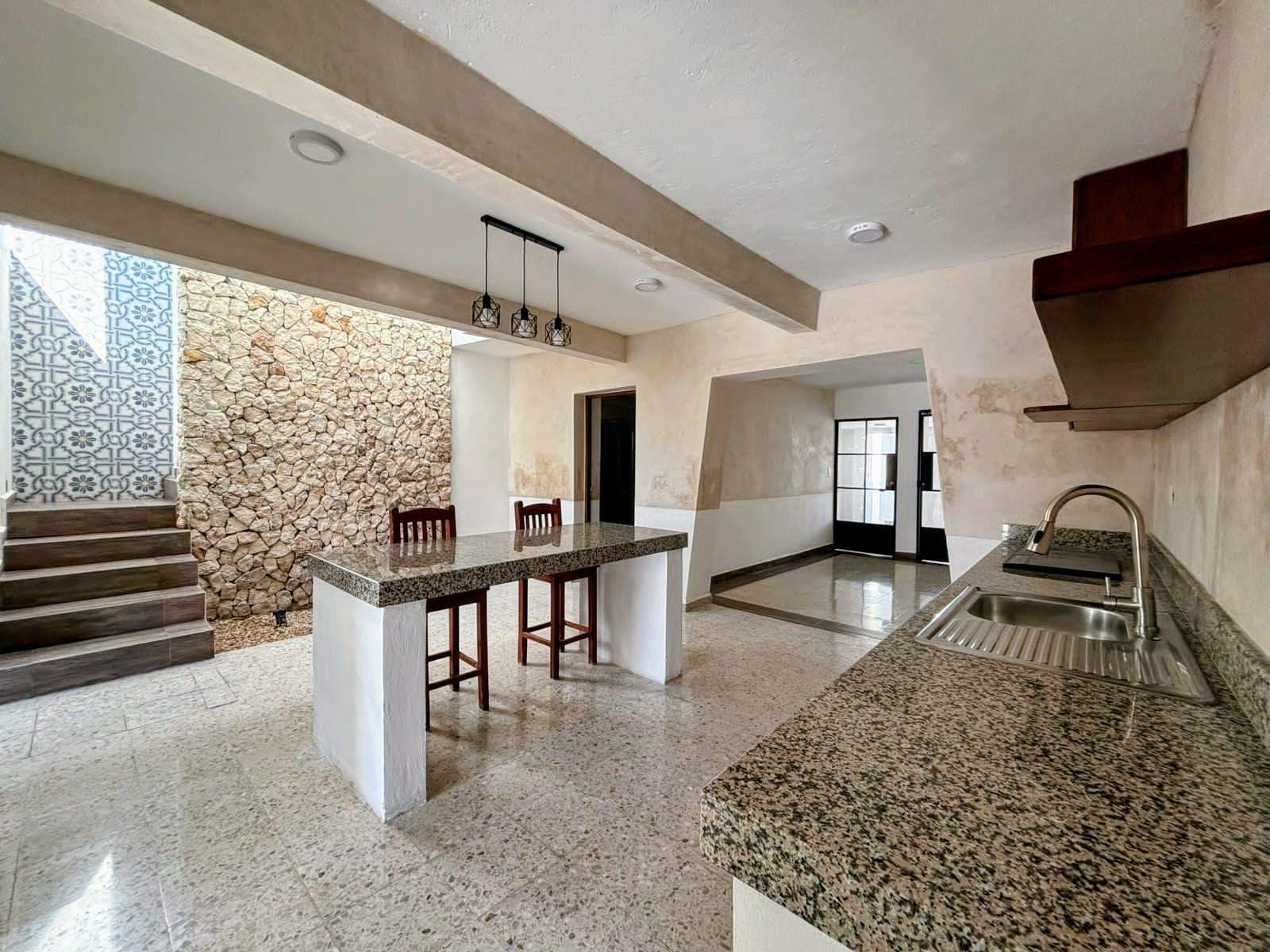 Casa remodelada, sin muebles, con piscina, cerca del Estadio Salvador Alvarado.