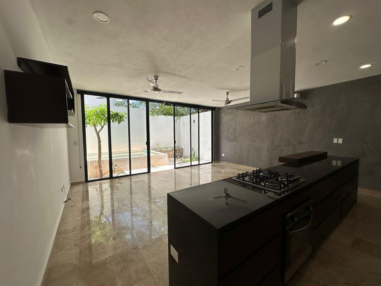 Townhouse con piscina y rooftop, en privada con amenidades.