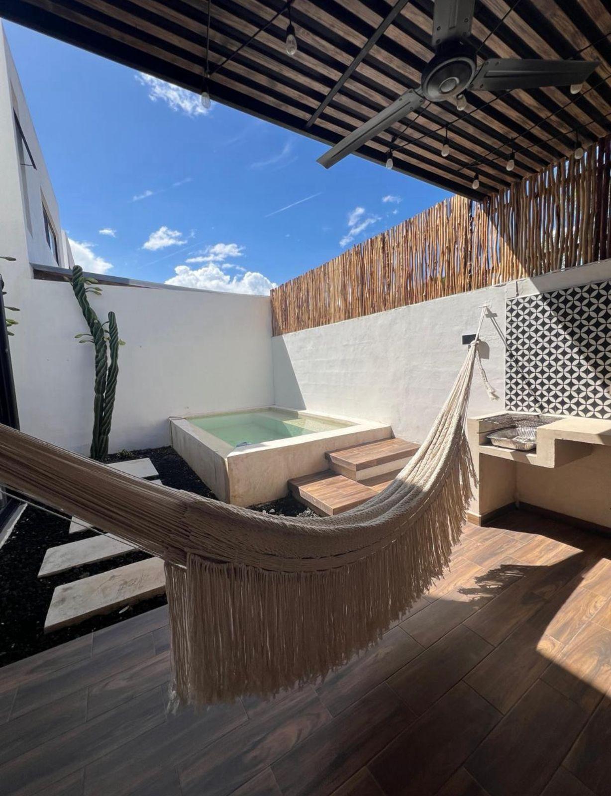 Townhouse (SIN MUEBLES) con piscina, dentro de privada.