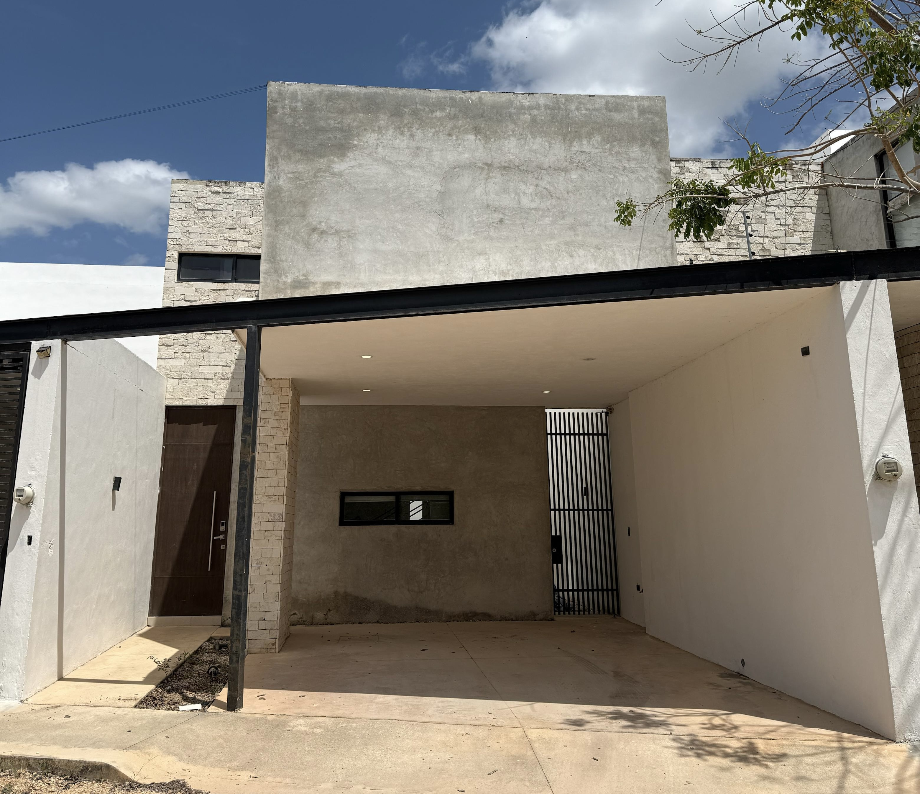 Townhouse semi-amueblado, con piscina, cerca de la Universidad Modelo.