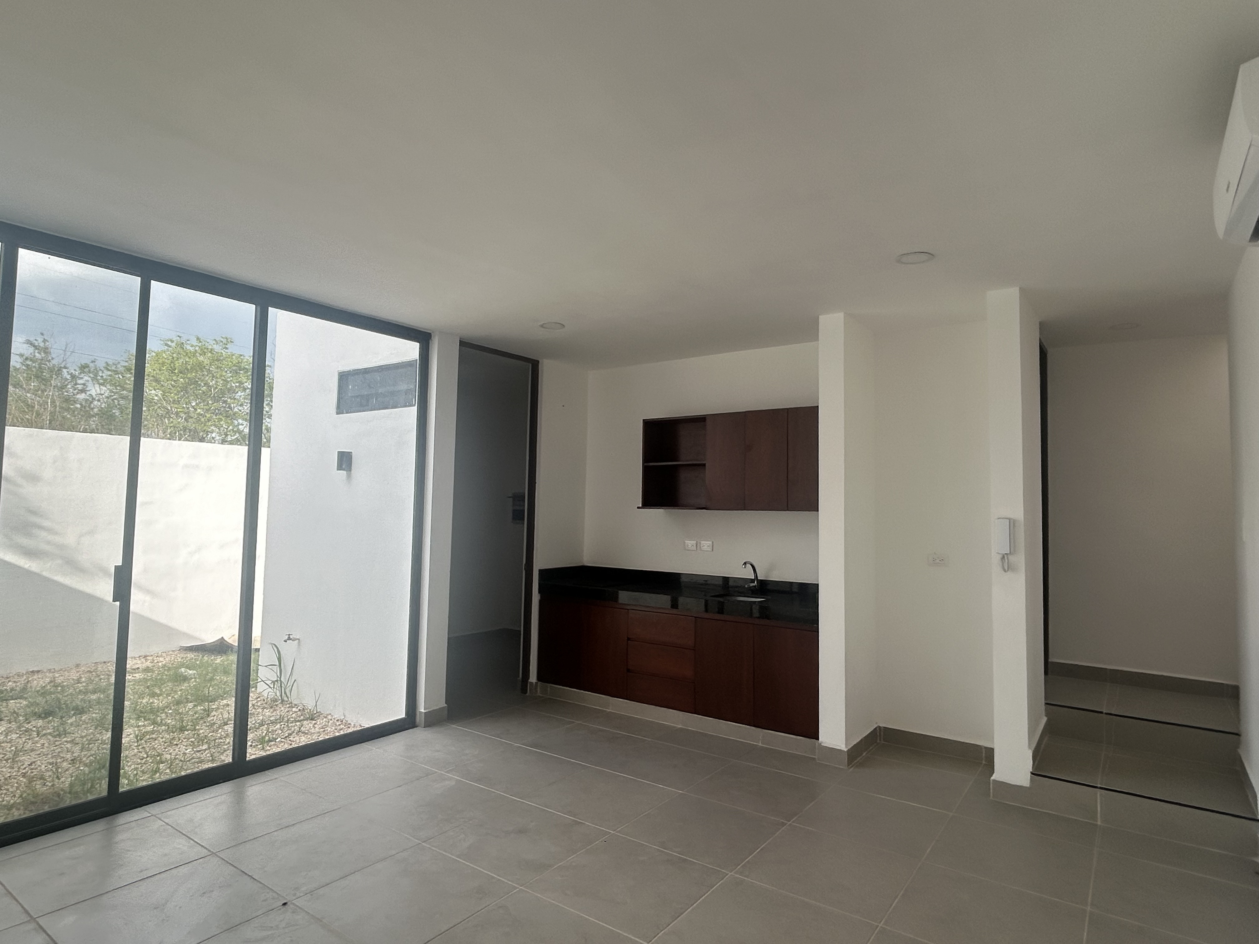 Townhouse de 2 recámaras, sin amueblar, en zona norte.