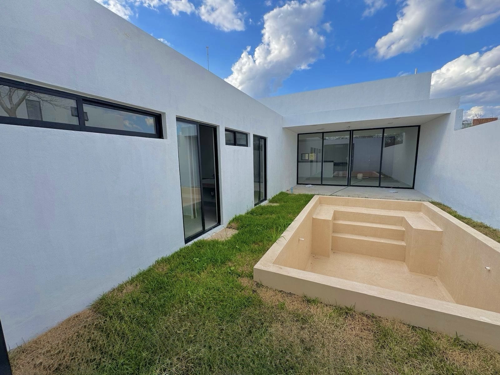 Moderna casa de 1 planta, de 3 recámaras, alberca, en privada con casa club ¡Precio inigualable!