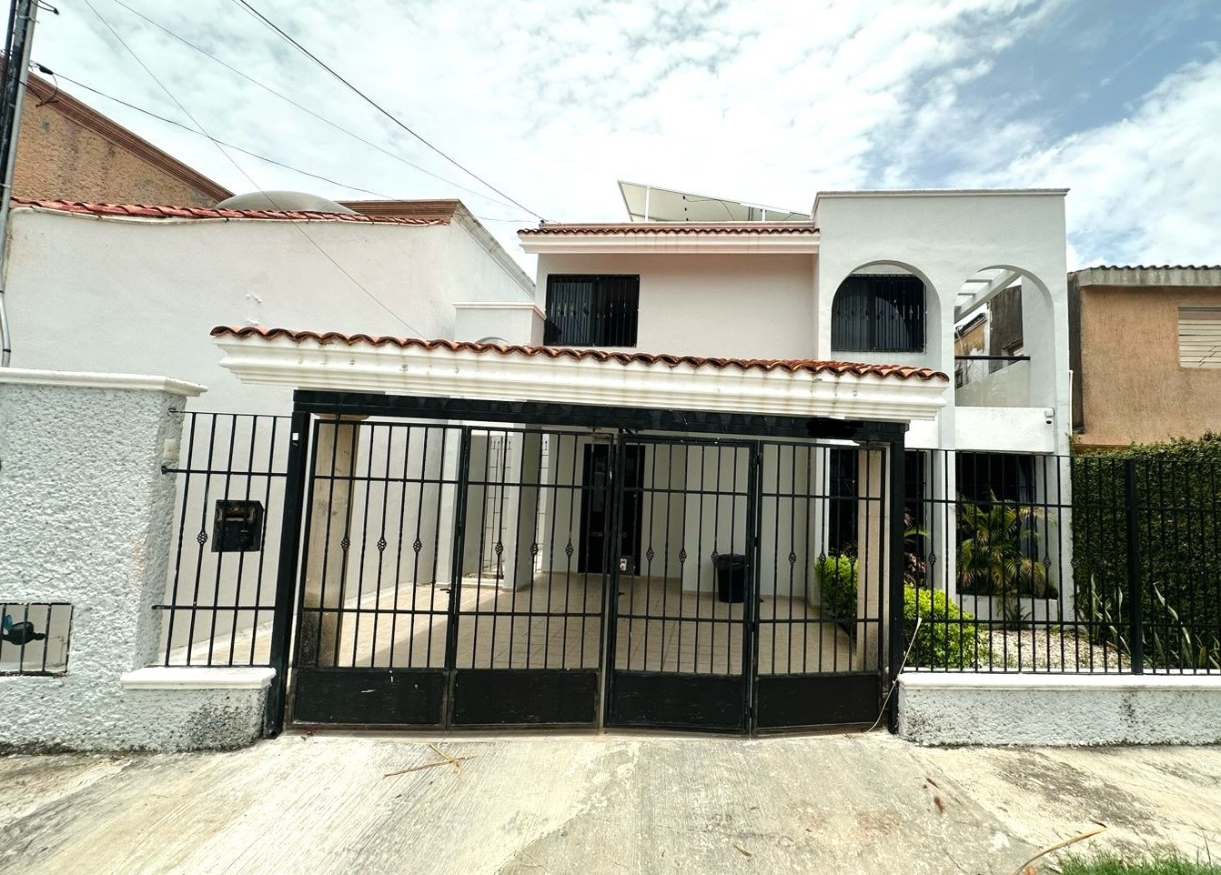 Casa cerca de Plaza UpTown ¡CON PANELES SOLARES!