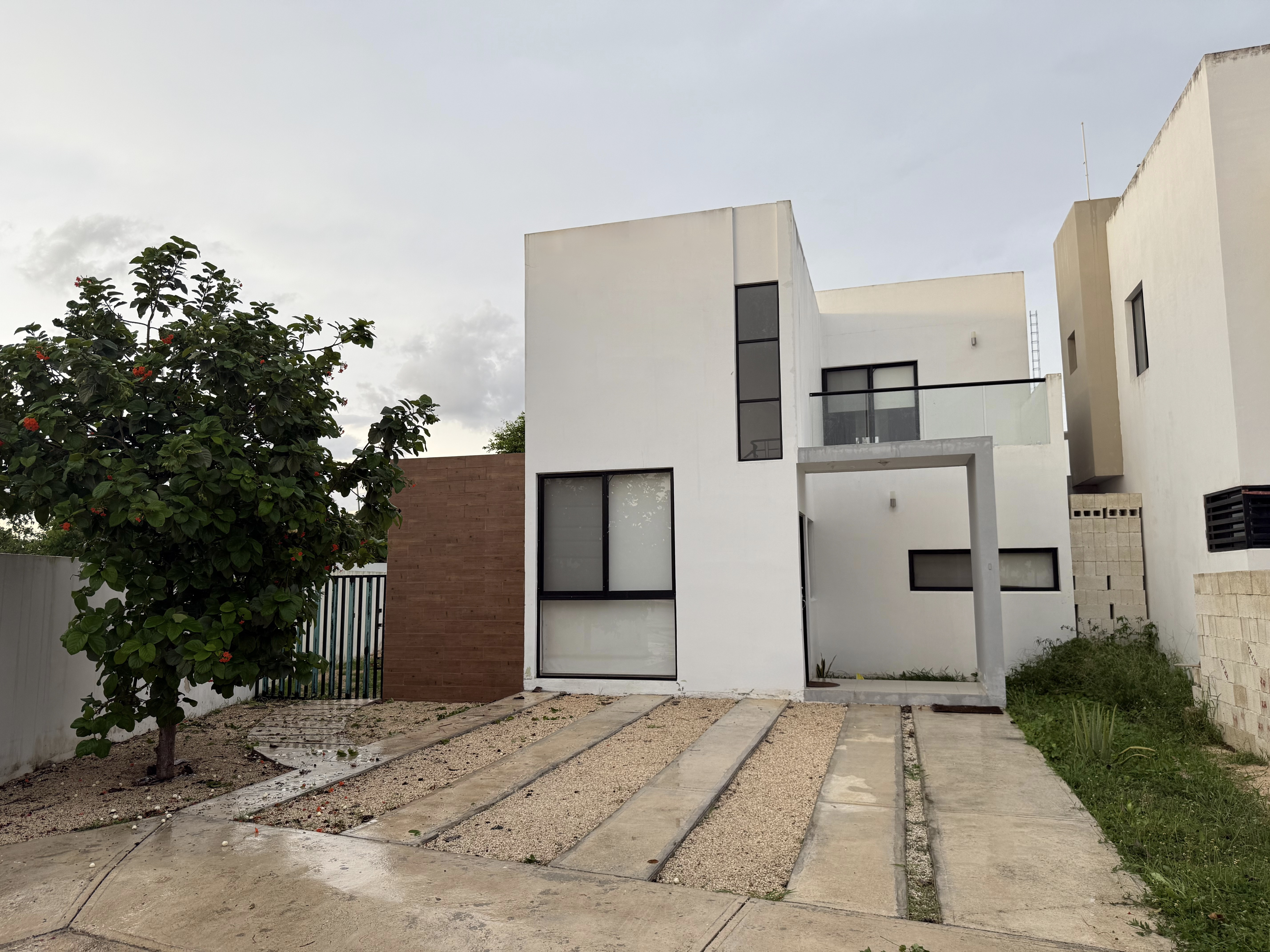 Se renta casa SIN AMUEBLAR, de 2 habitaciones y estudio, en La Floresta.