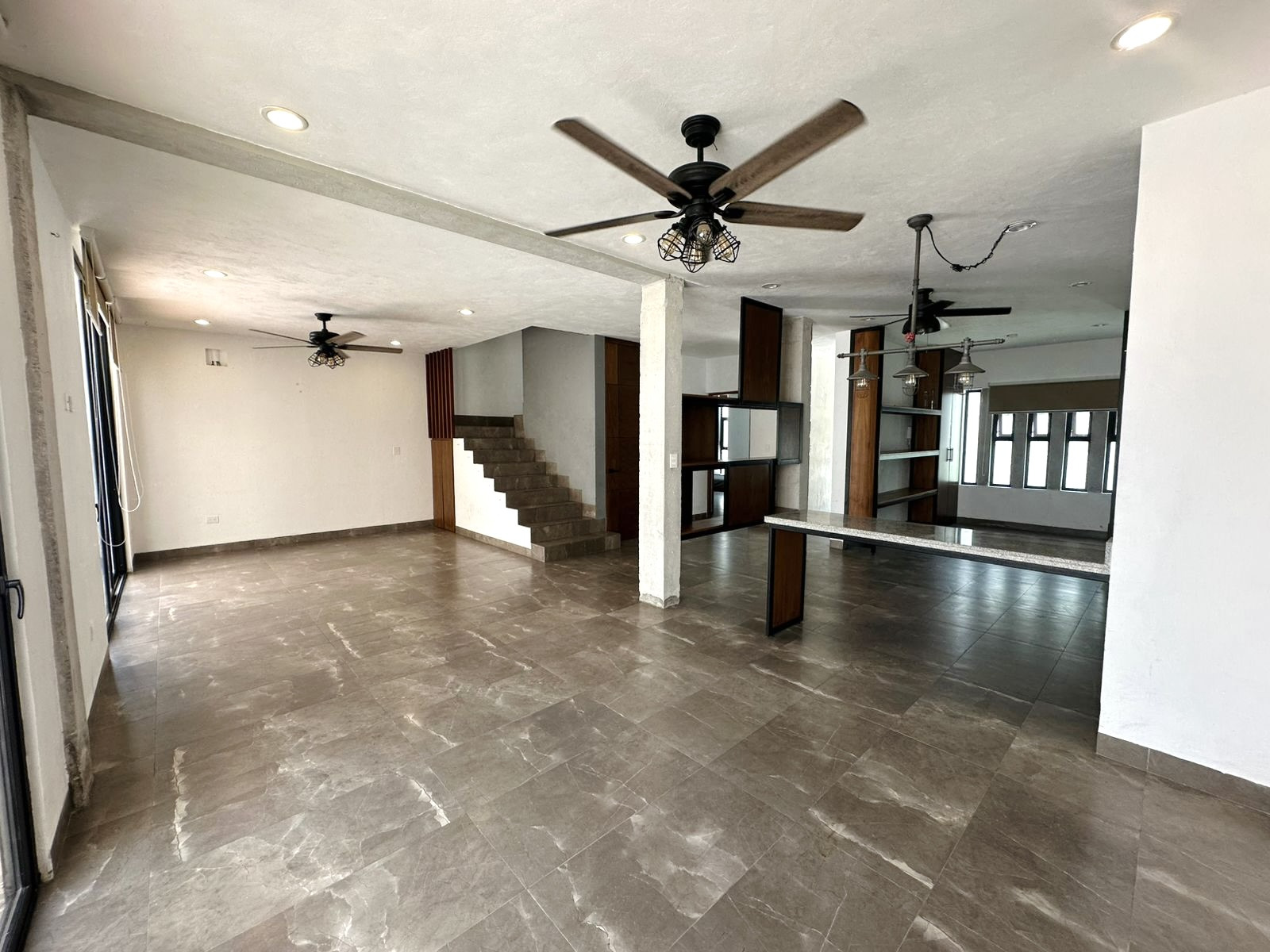 Casa semi-amueblada, con recámara en PB, dentro de privada.