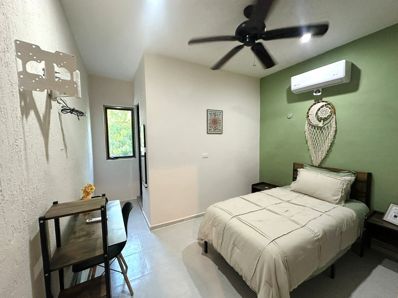 Cuartos amueblados, con baño privado, en casa compartida, para mujeres, con servicios incluidos.