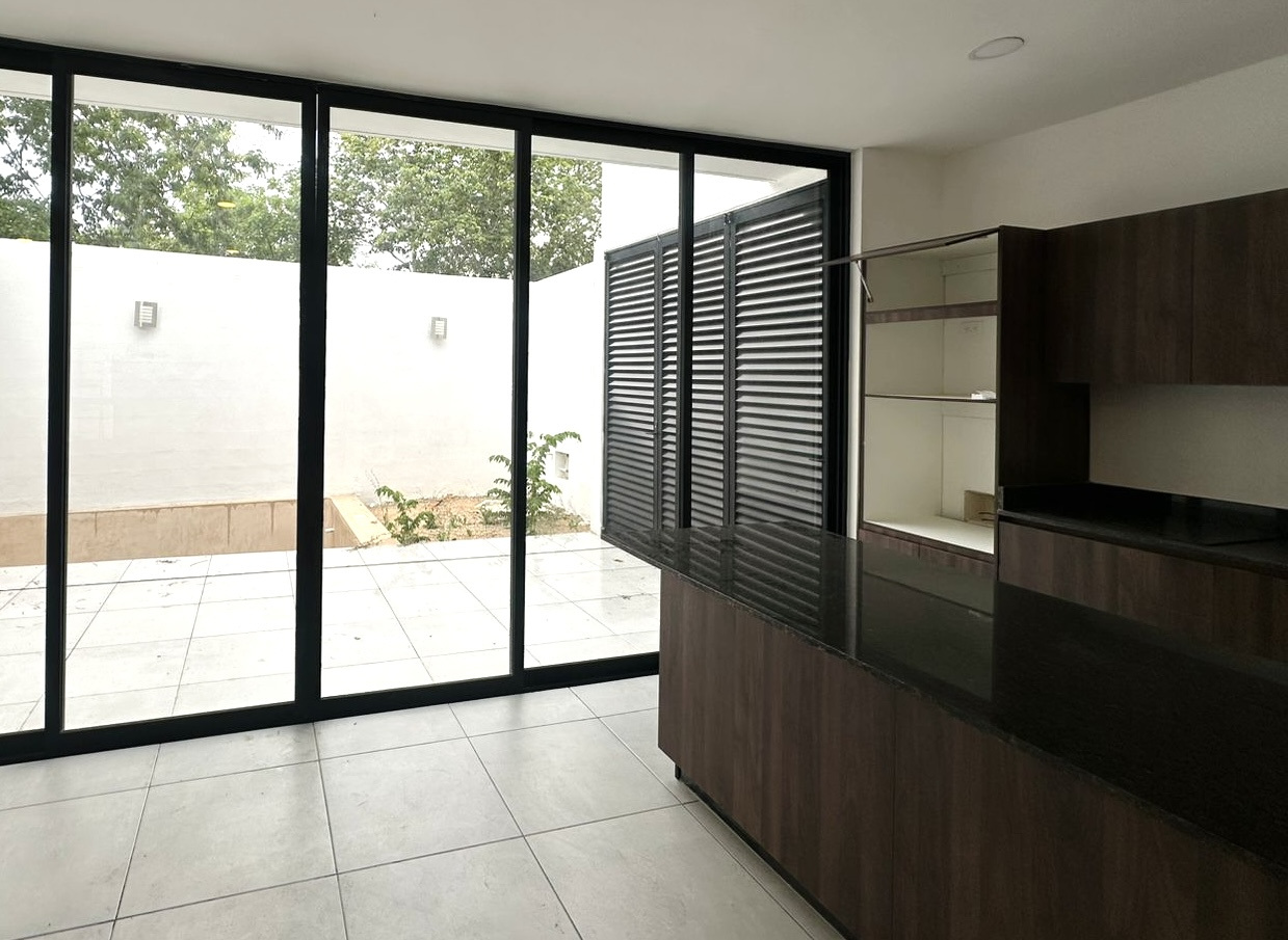 Townhouse con piscina, en esquina, dentro de privada cerca de periférico.