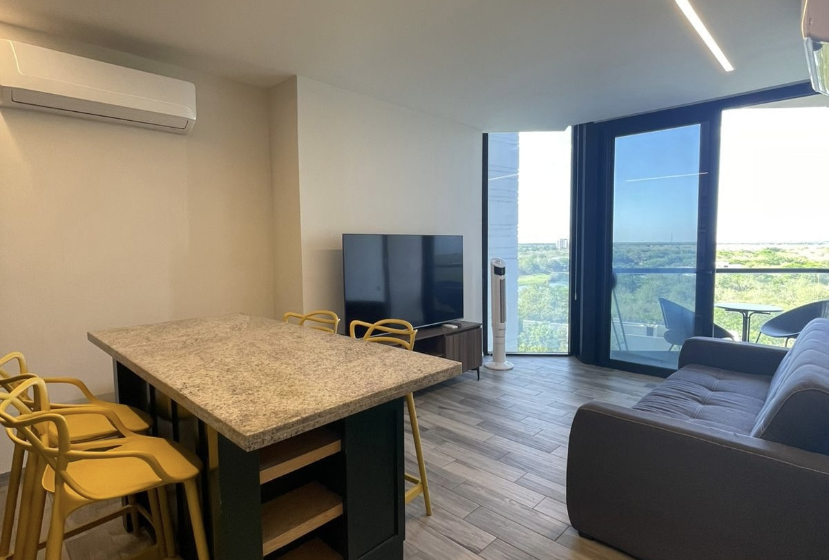 Departamento amueblado, de 1 recámara + estudio, en Adamant.