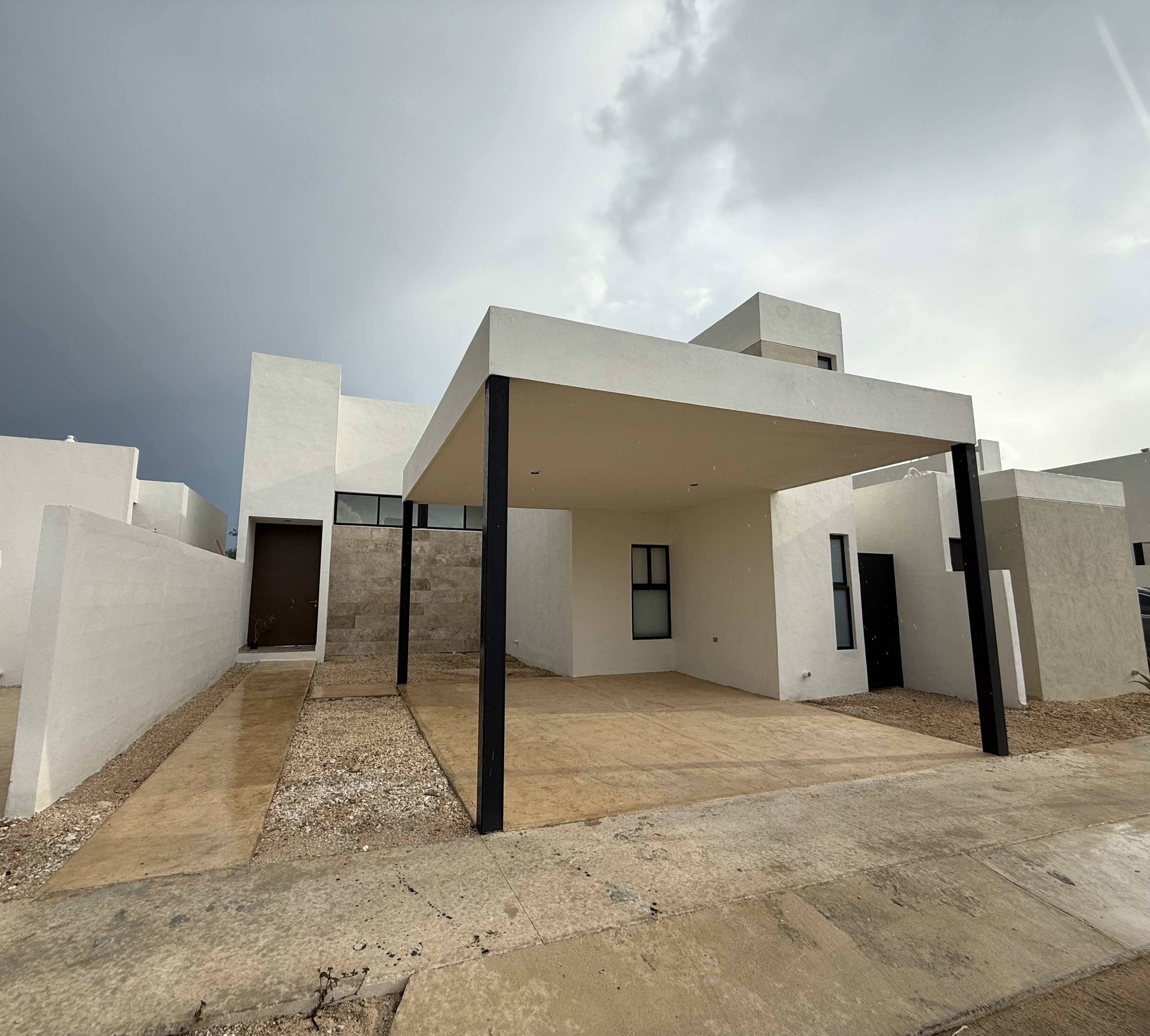 Moderna casa de 3 recámaras, sin amueblar, en Privada con amenidades, en Conkal.