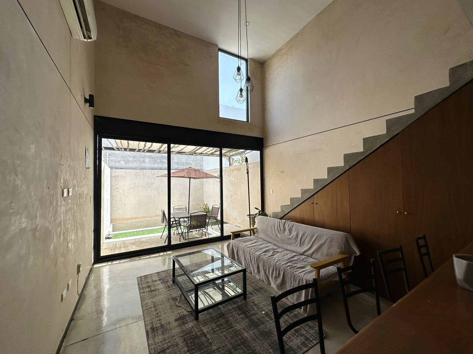 Townhouse amueblado, de 1 recámara, a dos calles de periférico.