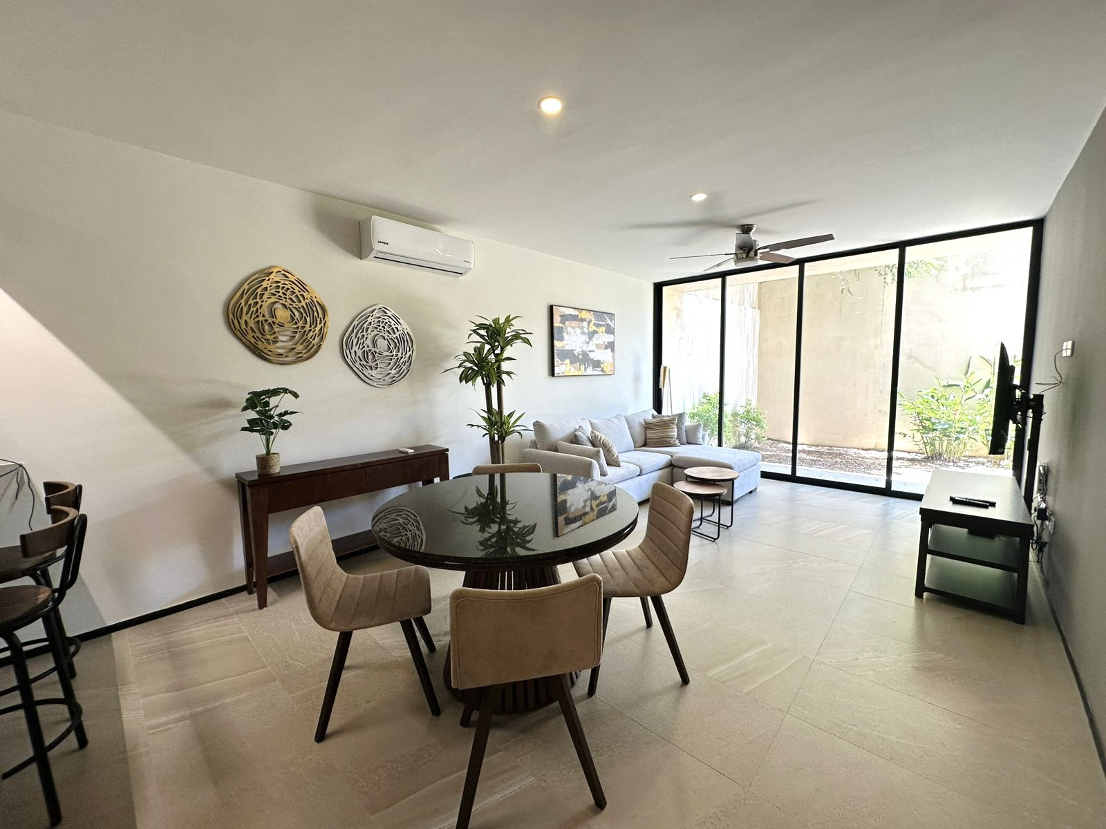 Departamento amueblado, en PLANTA BAJA, con jardín, cerca de la Av. Andrés García Lavin.