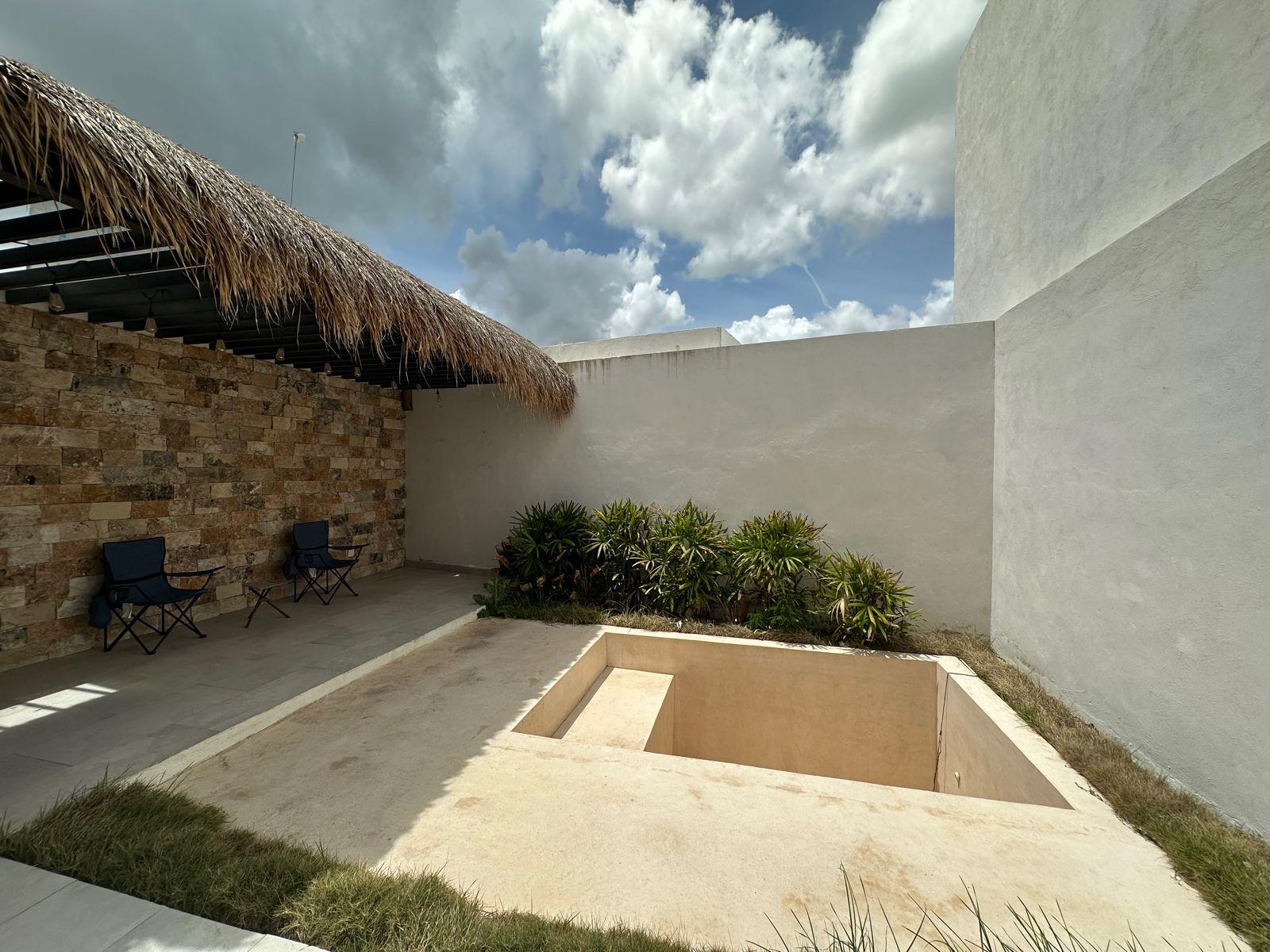 Townhouse (SIN MUEBLES) de 2 recámaras + estudio, con piscina.