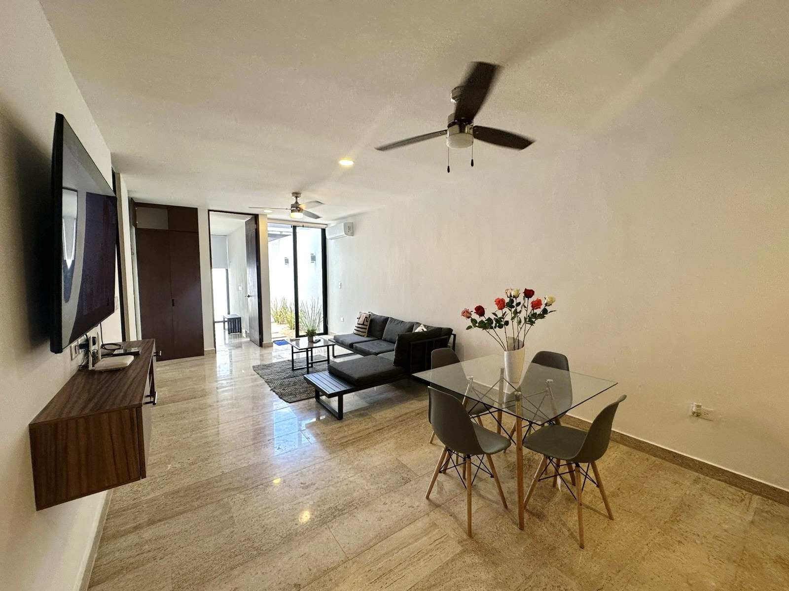 Departamento en planta baja, de 1 recámara, 1.5 baño, piscina privada y rooftop.