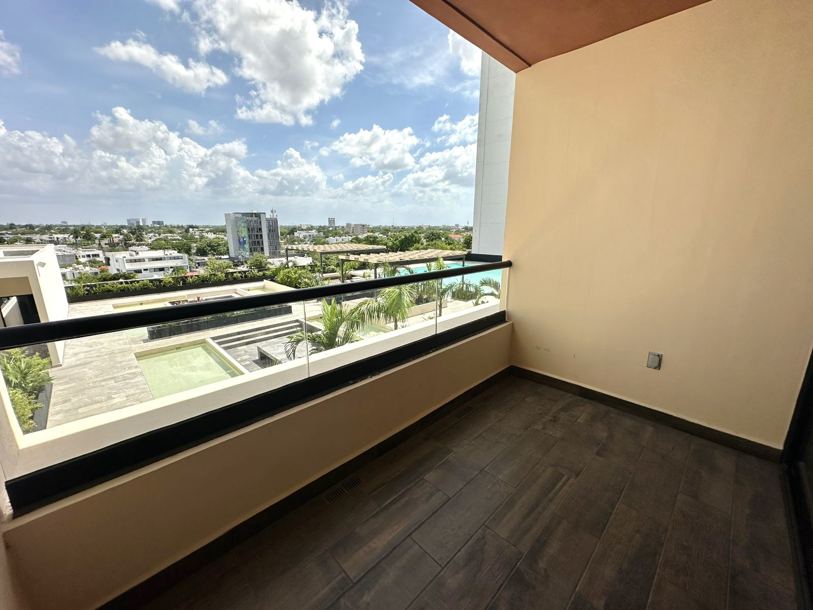 Departamento de 2 recámaras, en Baltia, con vista a la piscina.