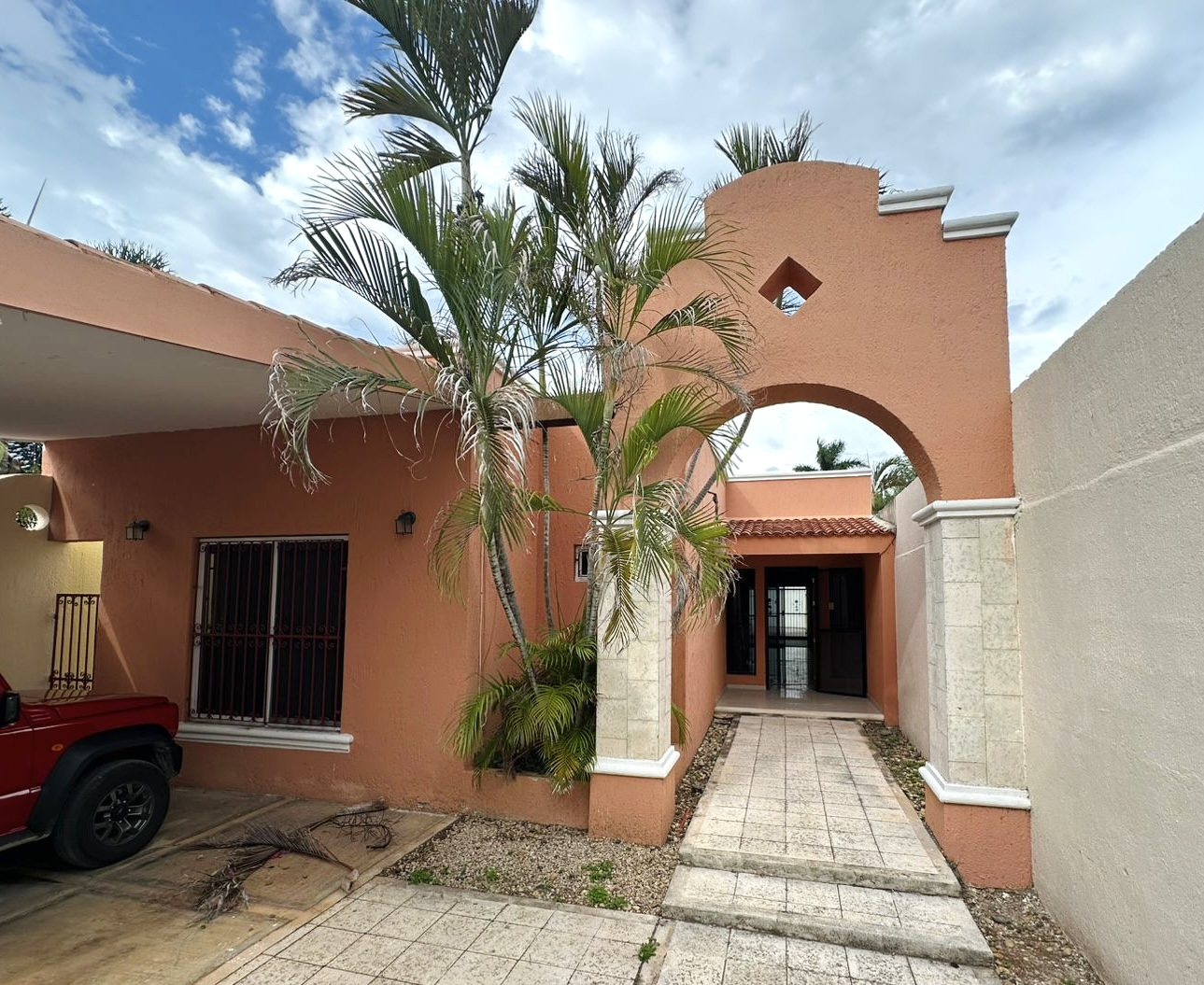 Casa de 1 planta, cerca de Av. Cámara de Comercio, para uso residencial o comercial.