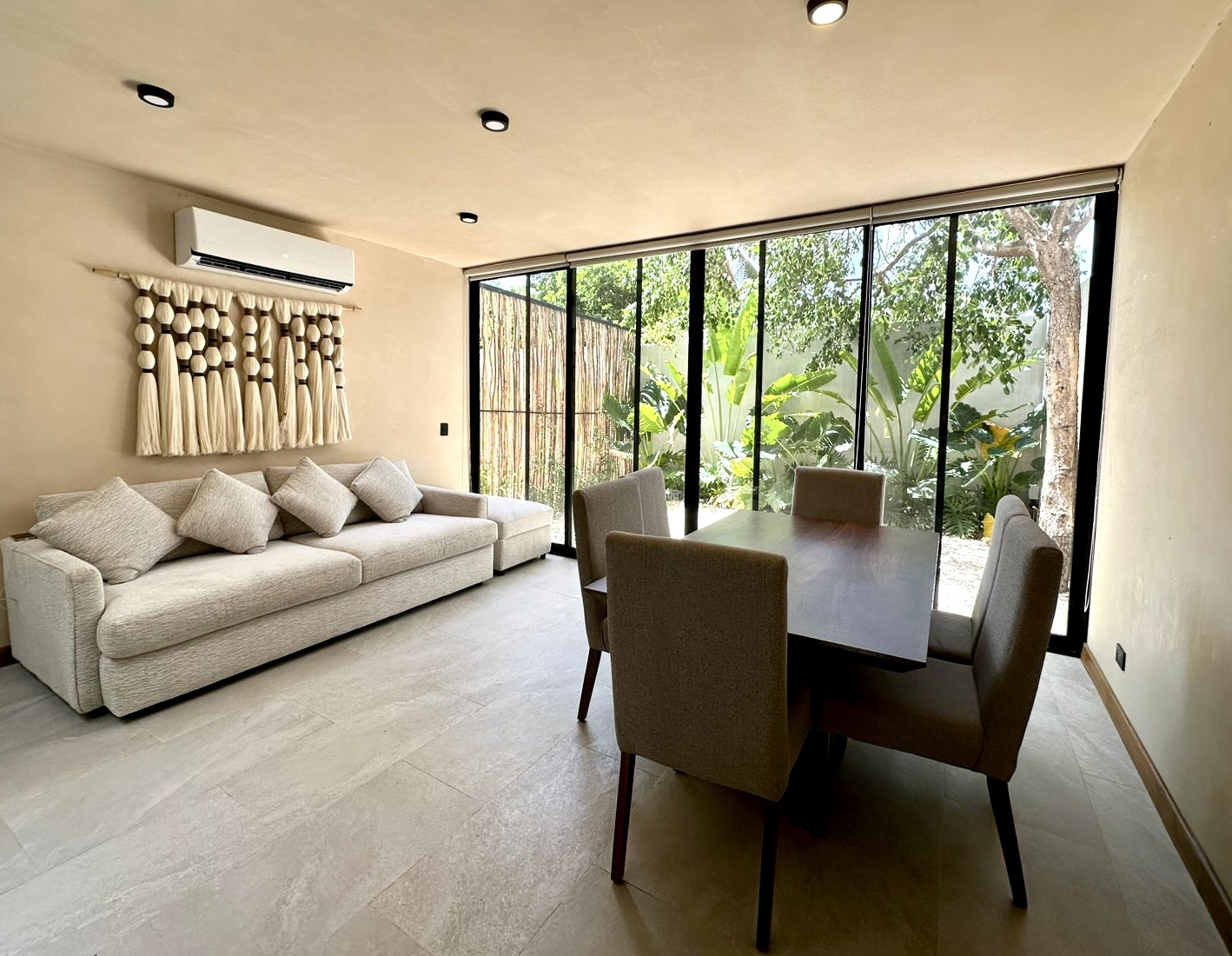 Townhouse amueblado, con jardín, rooftop y piscina.
