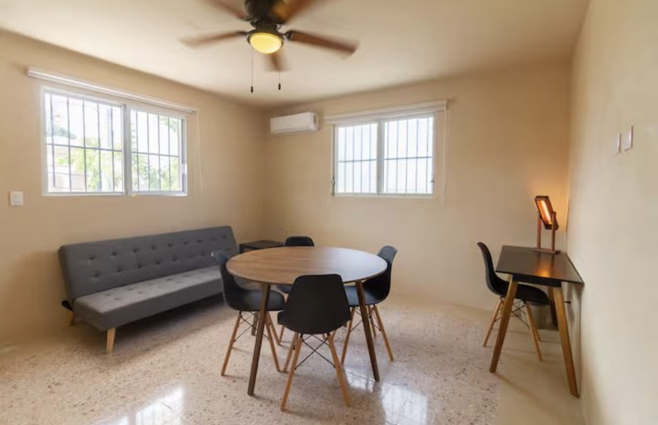 Departamento amueblado, de 1 recámara, en planta alta, cerca de Plaza Fiesta.