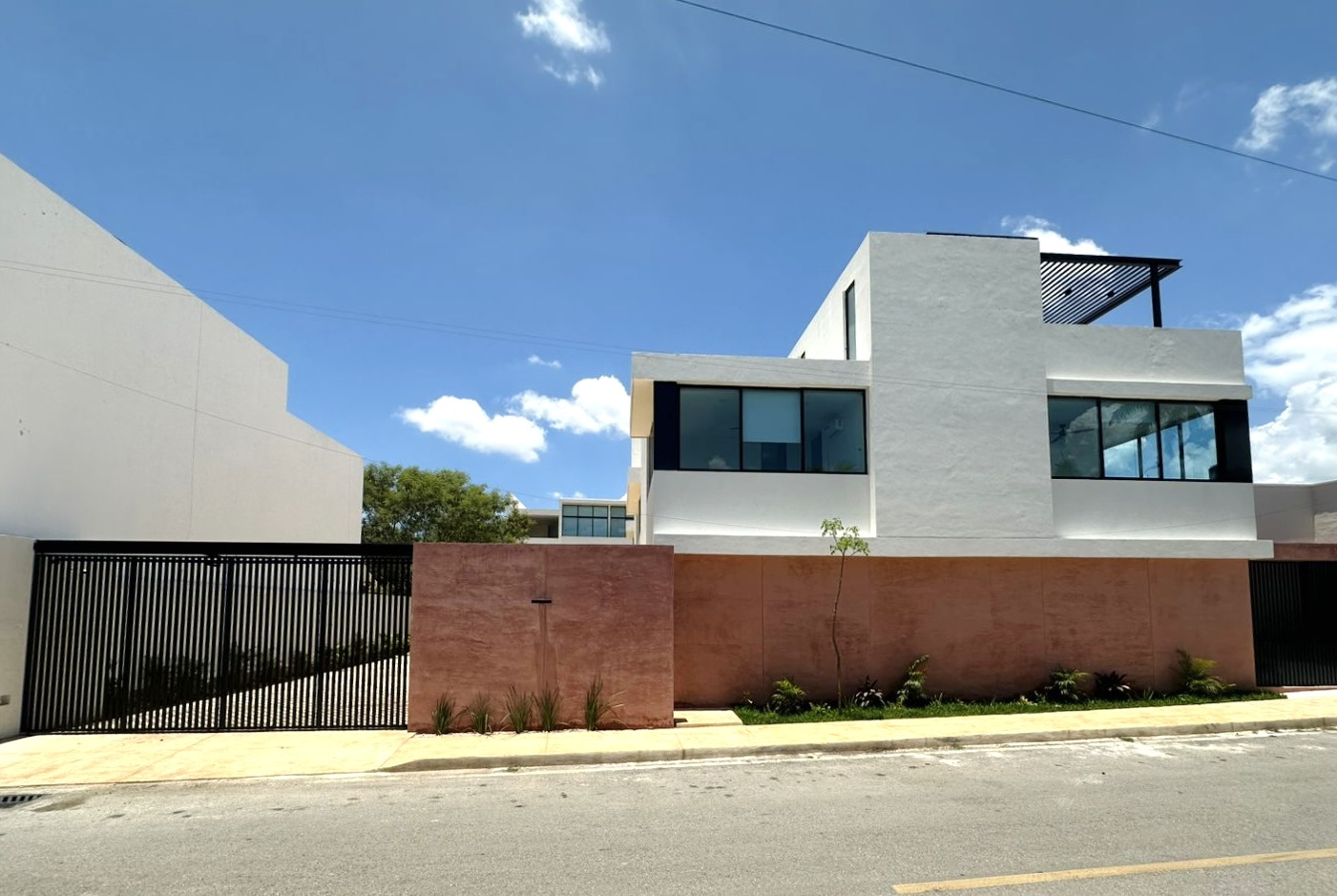 Departamento equipado, en planta baja, con jardín.