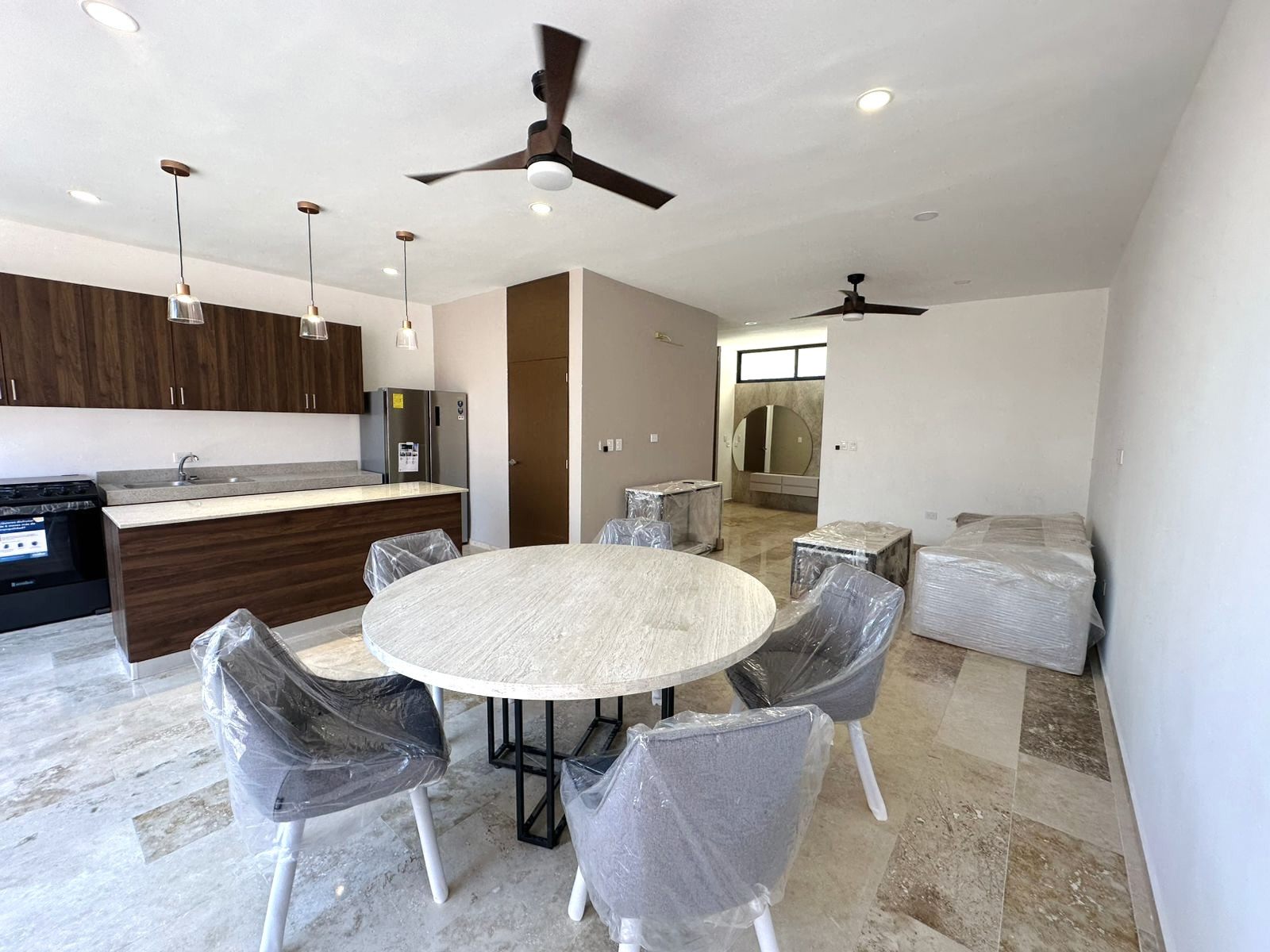 Estrena Townhouse semi-amueblado, con jardín, rooftop y cuarto de servicio.