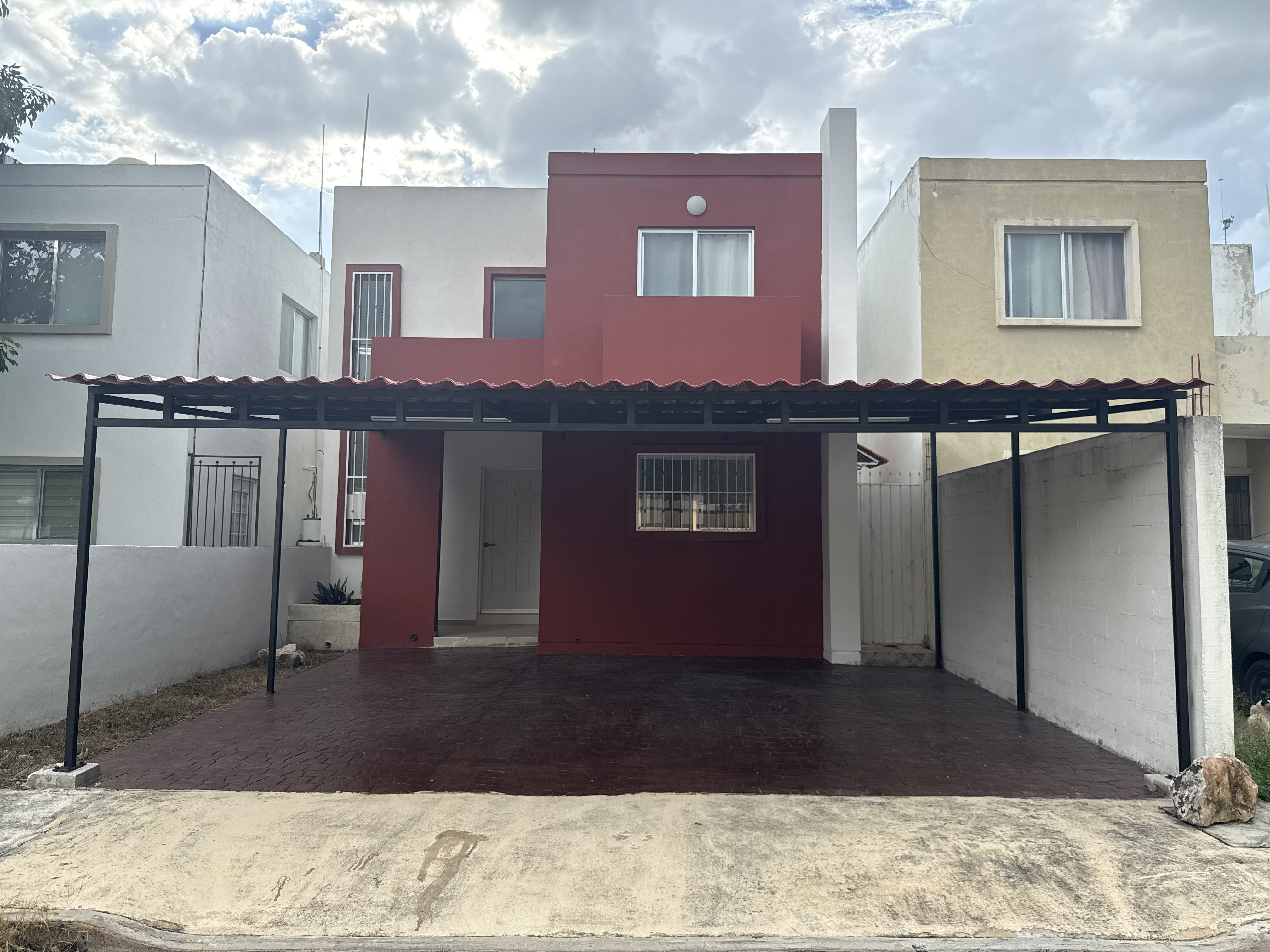 Casa de 2 plantas, sin amueblar, de 2 recámaras, en Gran San Pedro Cholul.