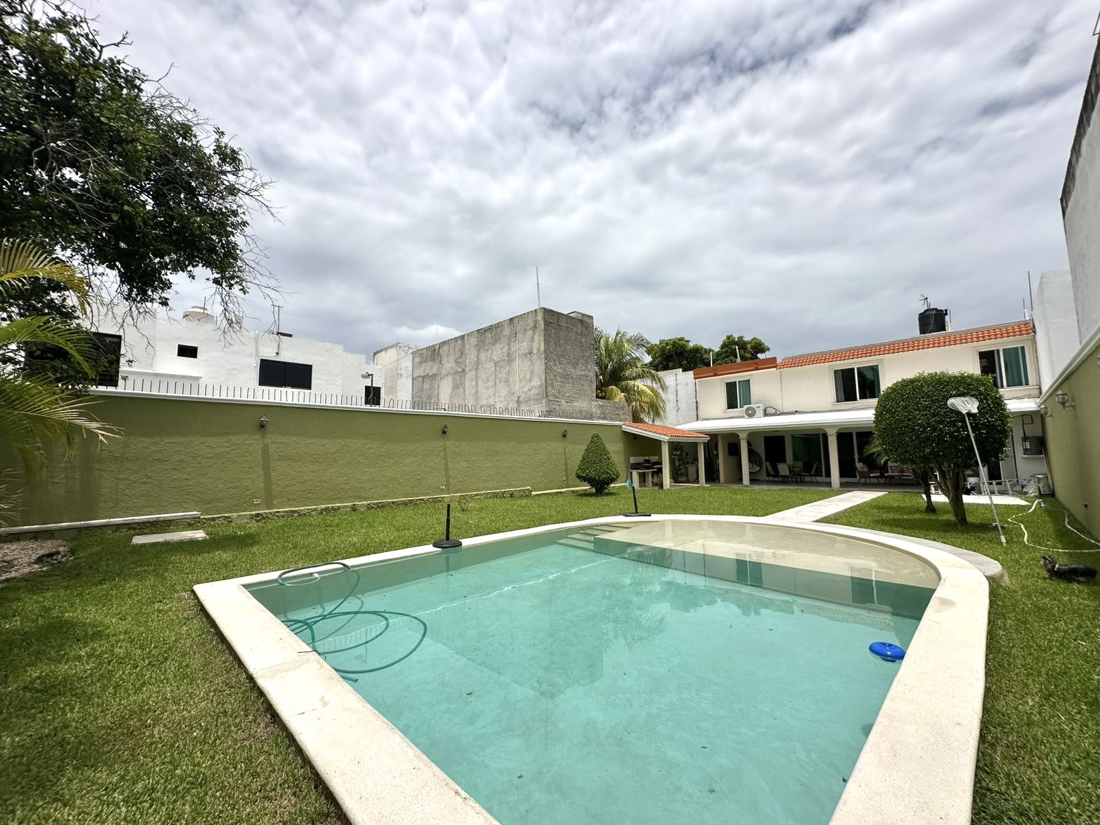 Casa con amplio jardín y piscina, en San Ramón Norte.