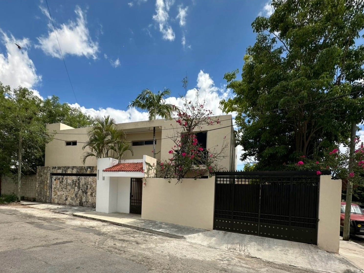 Casa en esquina, con amplios espacios, en Chuburná.