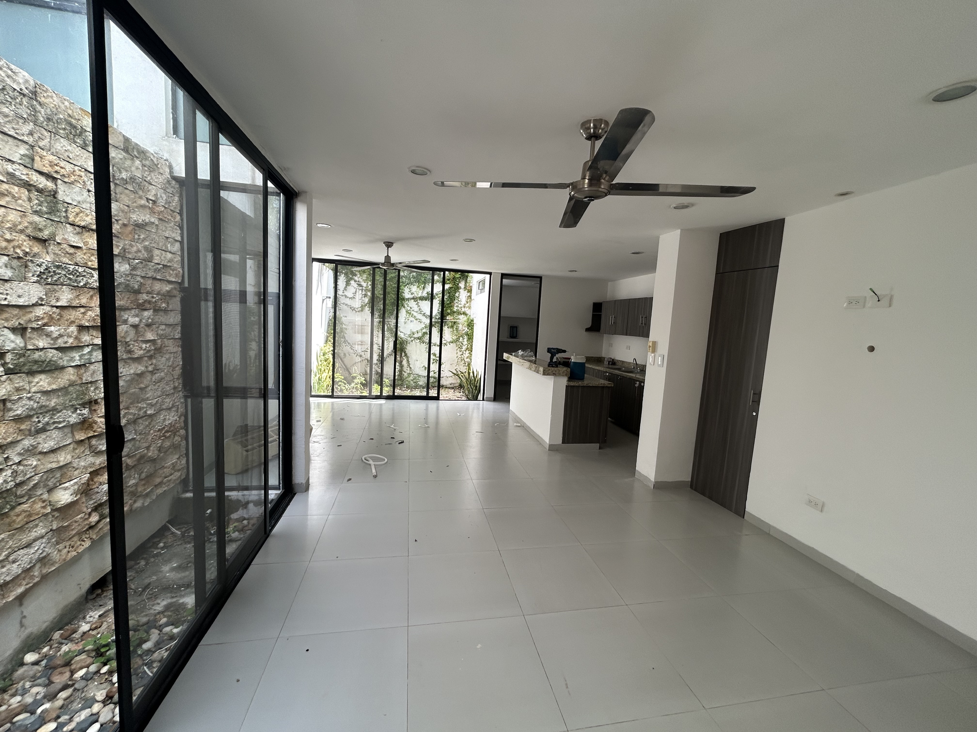 Townhouse de 2 recámaras, sin amueblar, dentro de periférico.