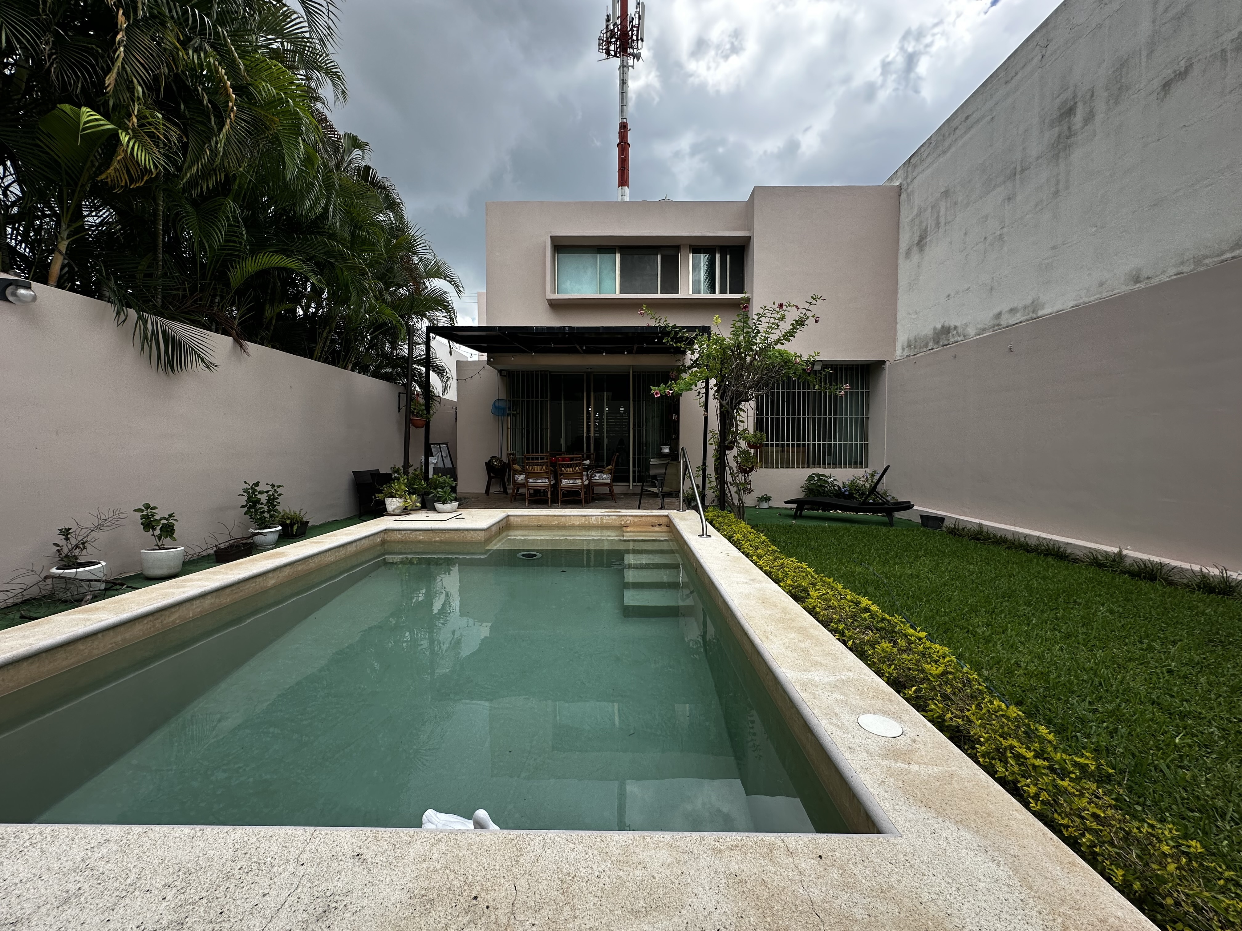 Casa de 3 recámaras, sin muebles, con alberca, dentro de la ciudad.
