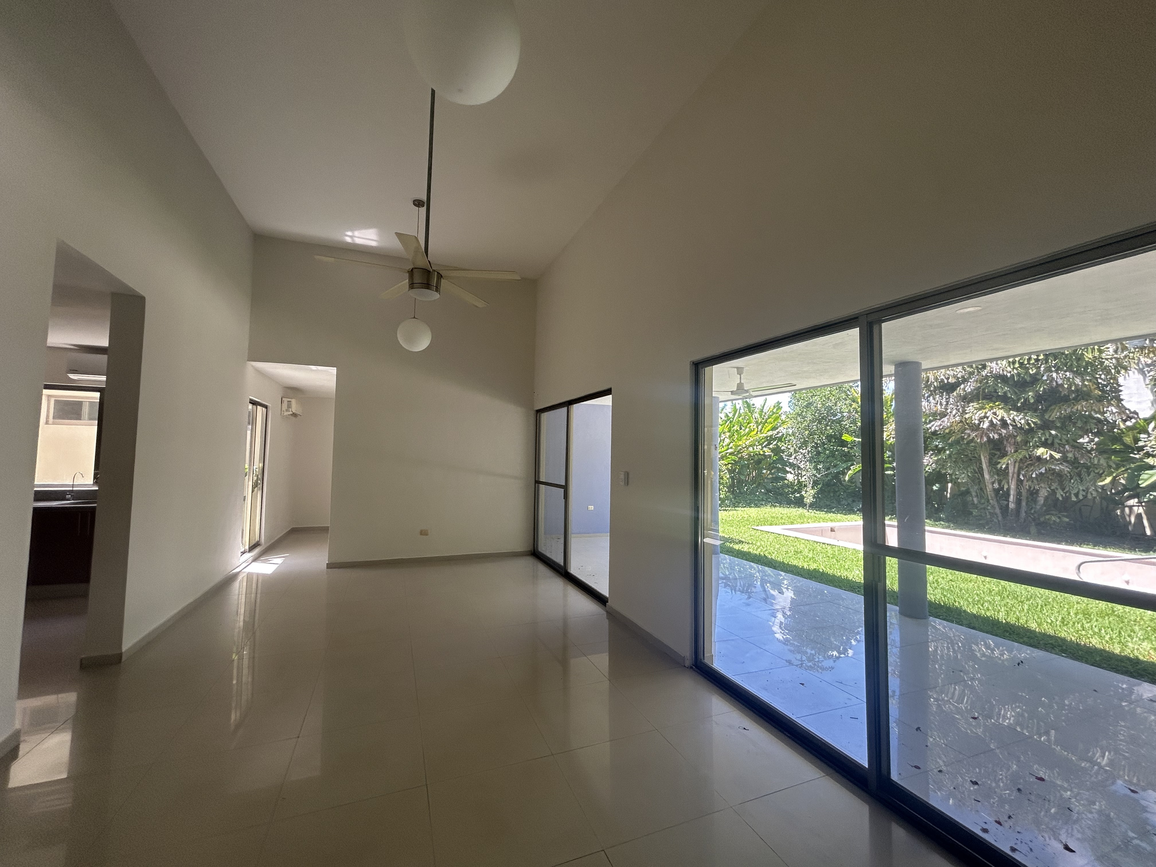 Casa de 1 planta, de 3 recámaras, CON PANELES SOLARES, sin muebles, con alberca, en Altabrisa.