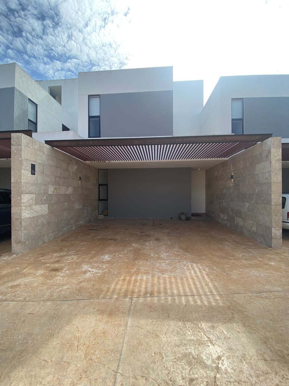 Townhouse semi-amueblado, de 2 recámaras, de 2 pisos y Roof top, en Temozón Norte.