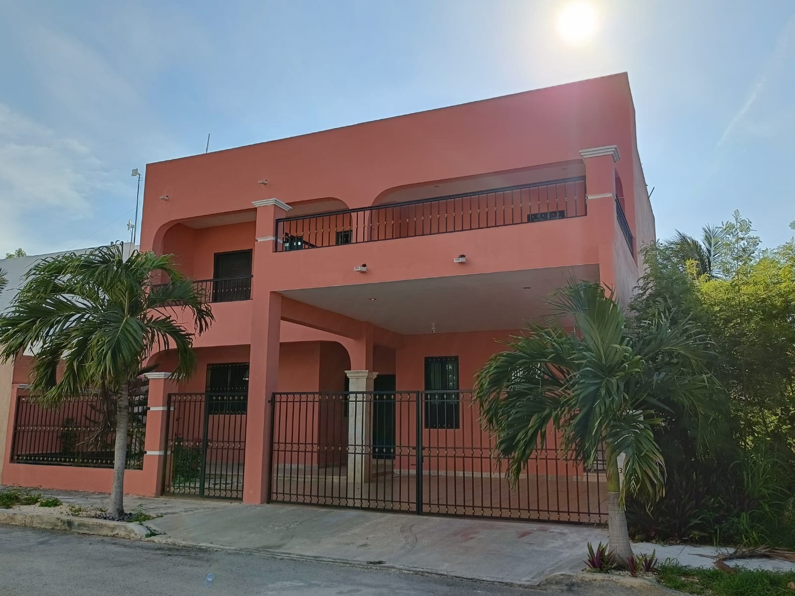 Casa de 3 recámaras, con alberca, sala de TV y estudio en Real Montejo.