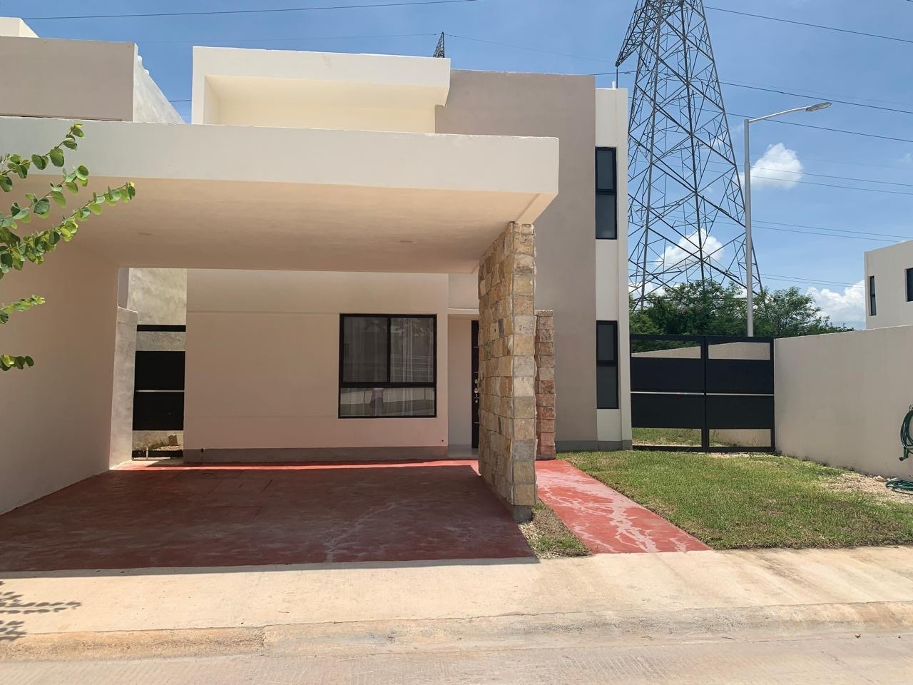 Casa de 3 recámaras, con piscina, en residencial.