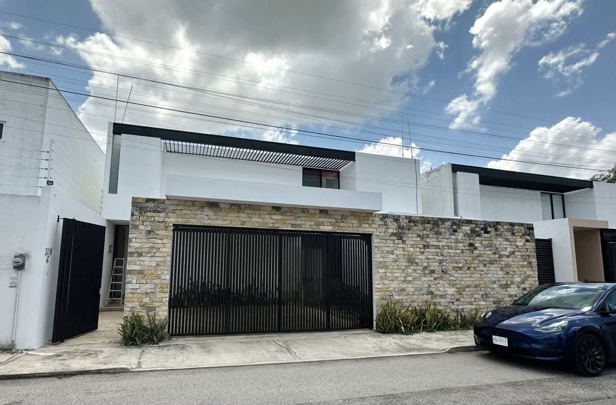 Casa de 4 recámaras, una en PB, más cuarto de servicio, con piscina.