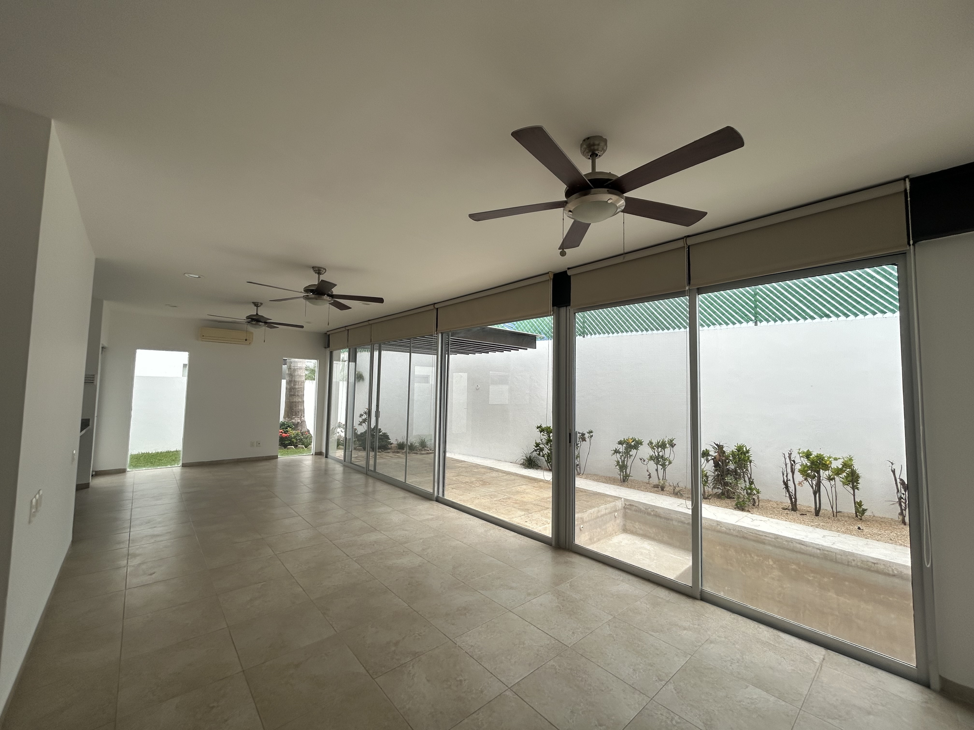 Casa de 3 recámaras, sin amueblar, con alberca privada, en privada.