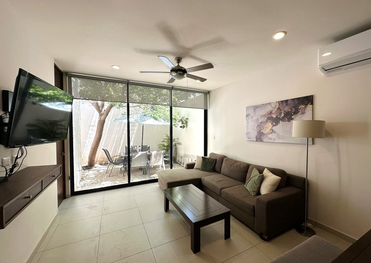Townhouse amueblado, con jardín, dentro de privada.