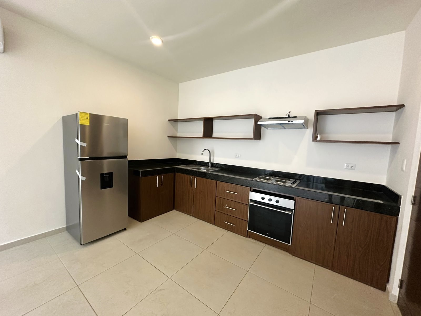 Townhouse equipado, de 2 recámaras, con patio.