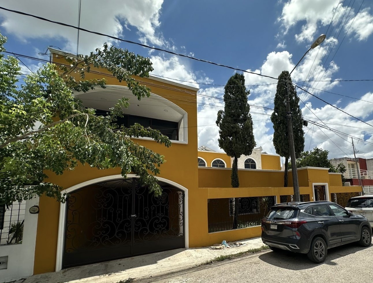 Casa de 4 recámaras, una en PB, con piscina, para uso habitacional o de oficina.