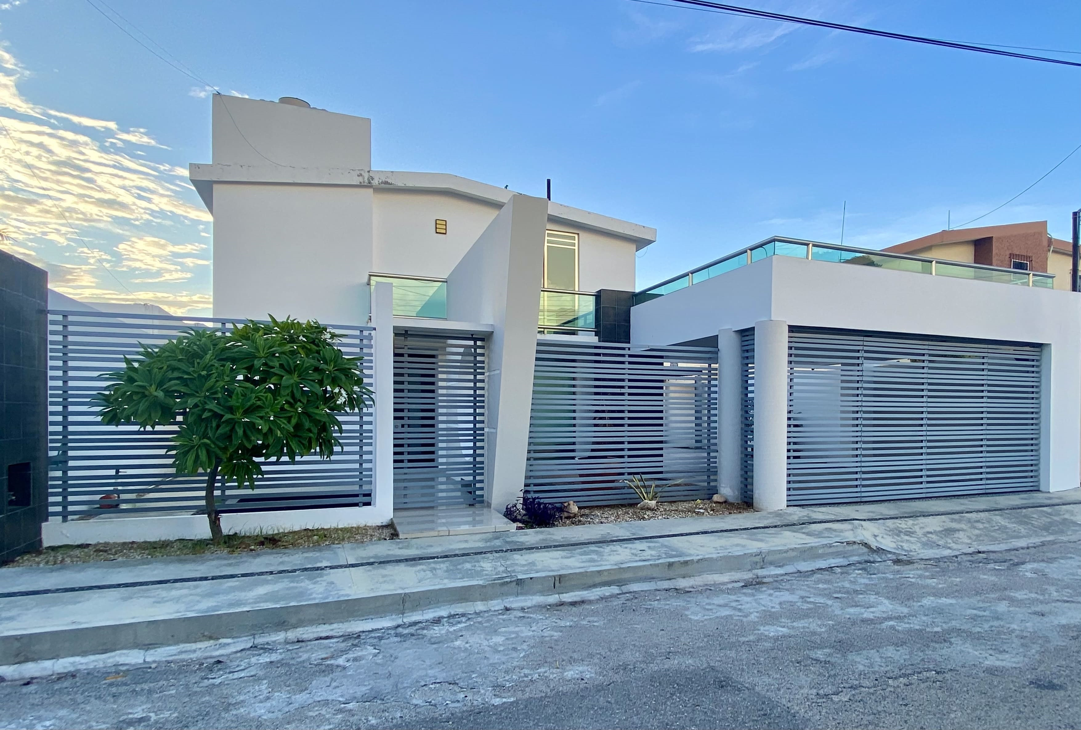 Casa semi-amueblada, de 3 recámaras, con piscina, estudio y cuarto de servicio.