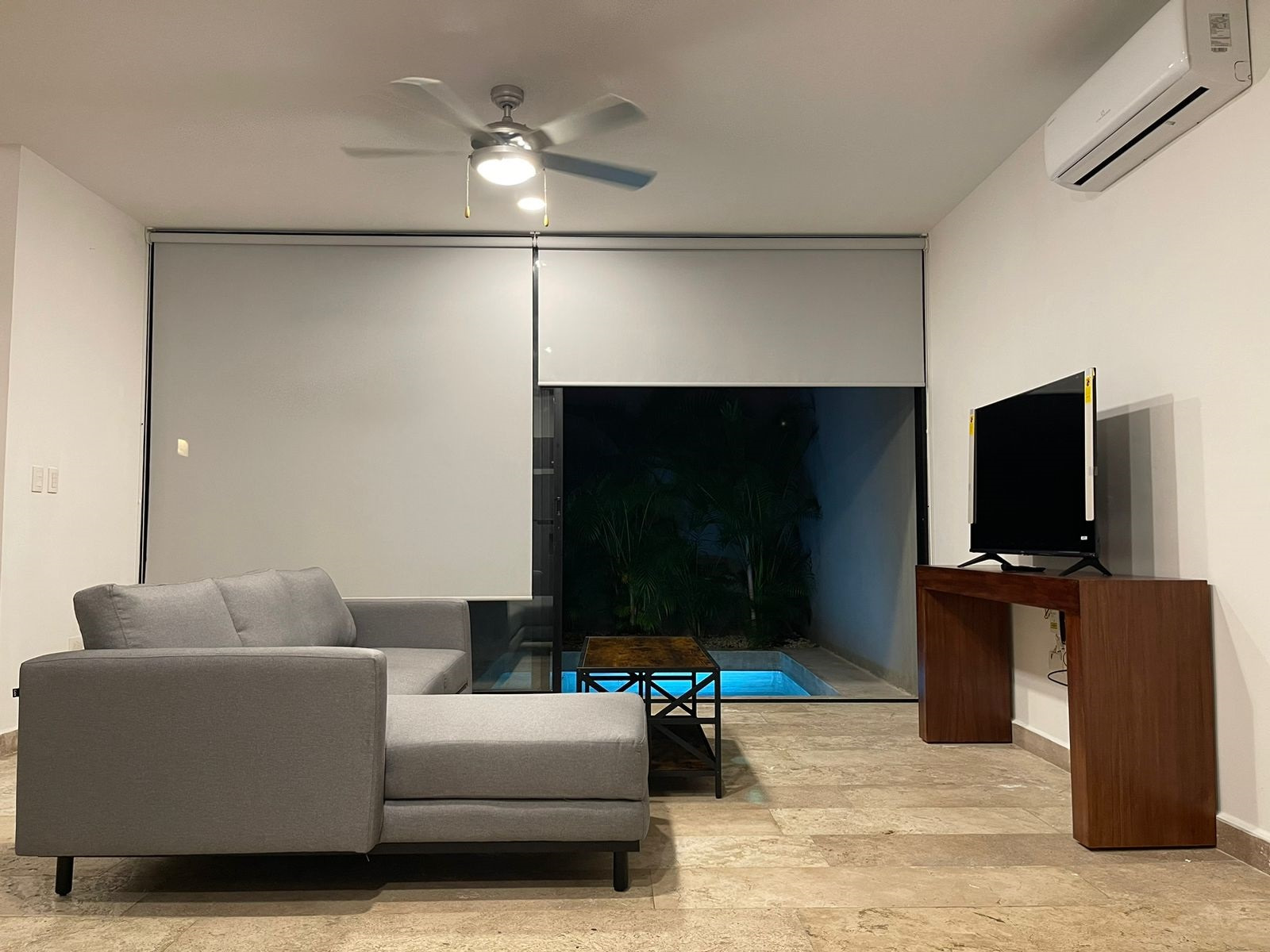 Townhouse de 2 recámaras, amueblado, con alberca privada.