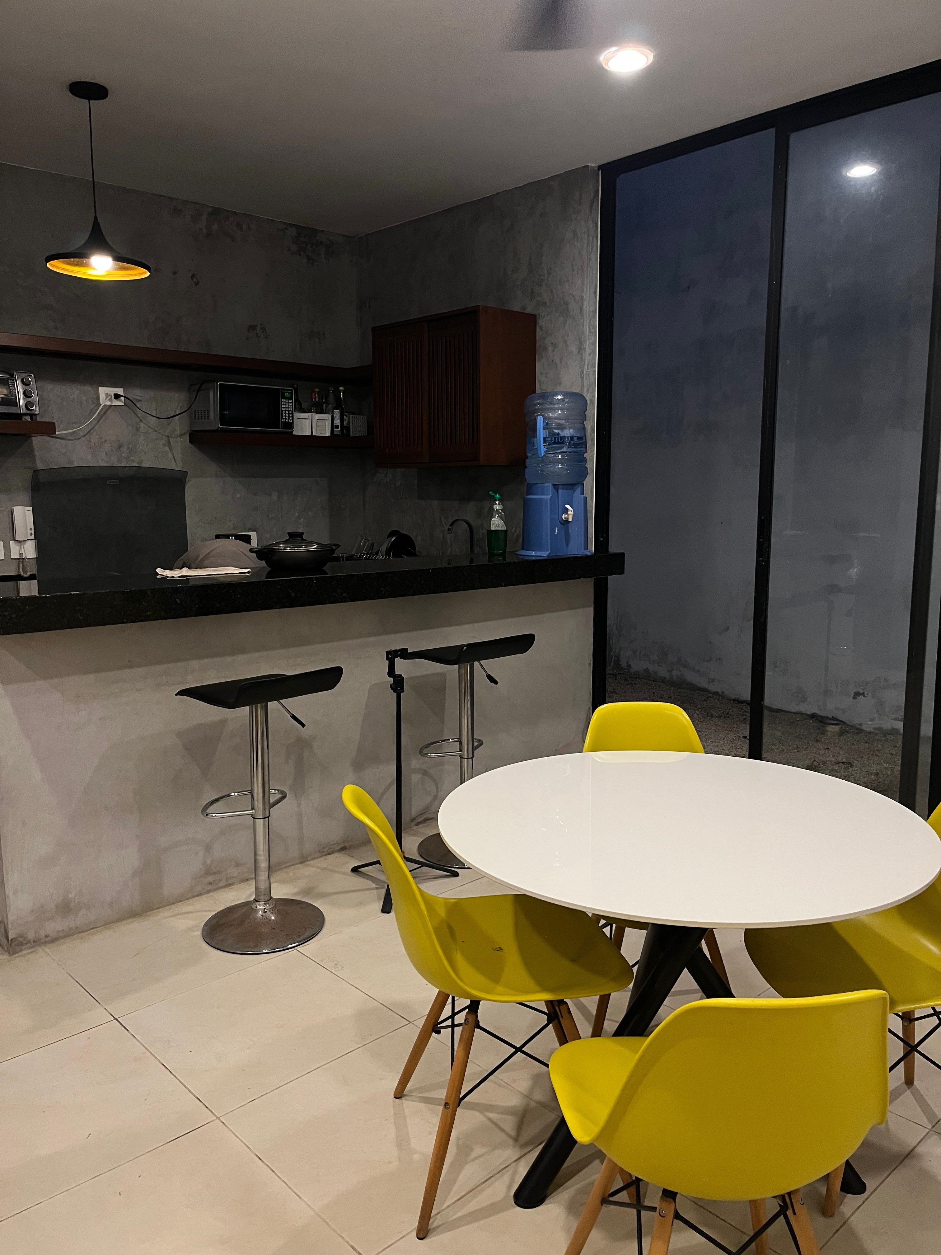 Townhouse amueblado, de 2 recámaras, en privada.