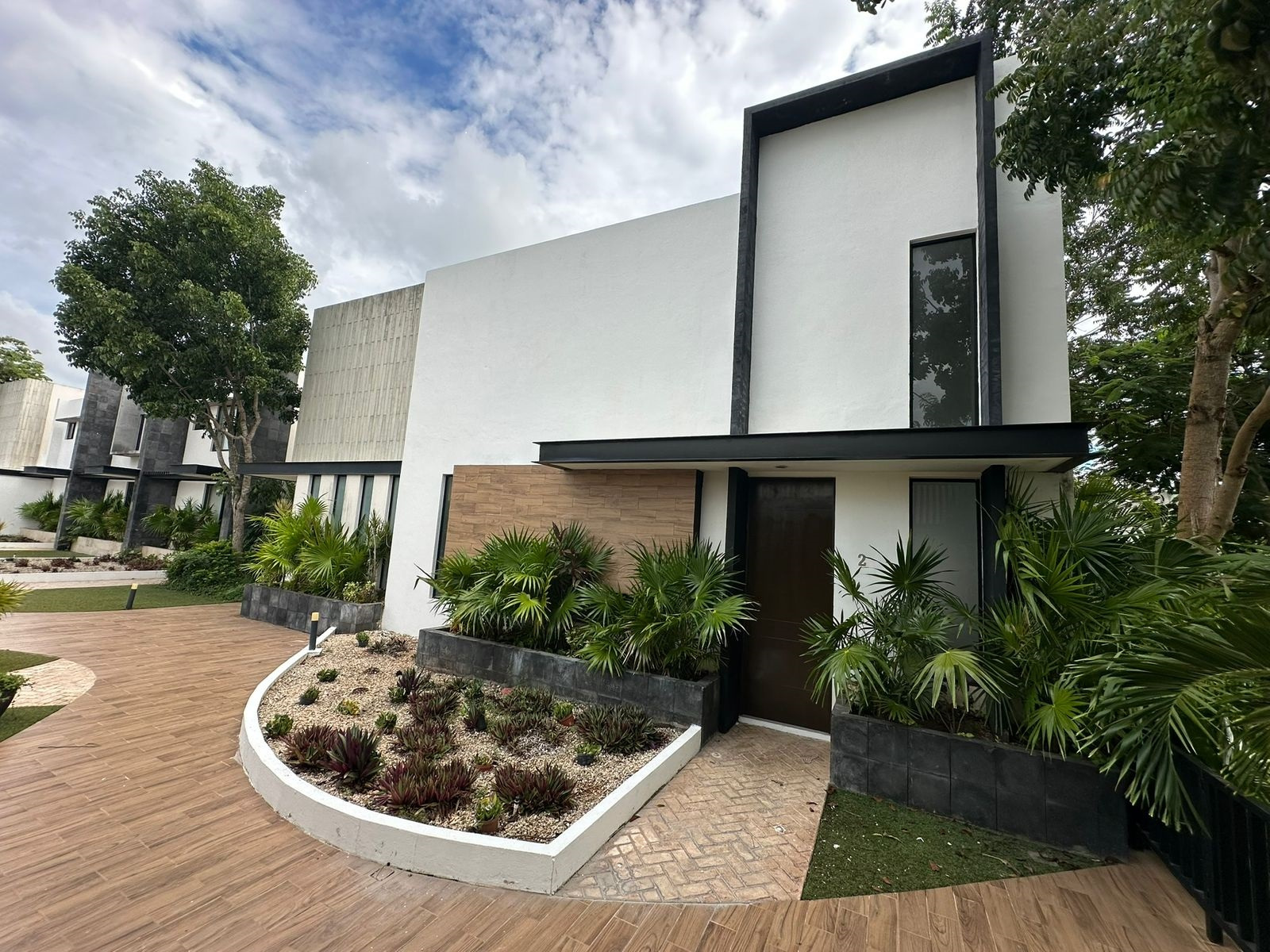 Villa con paneles solares, de 3 recámaras, con recámara en PB, y cuarto de servicio, en privada con amenidades.