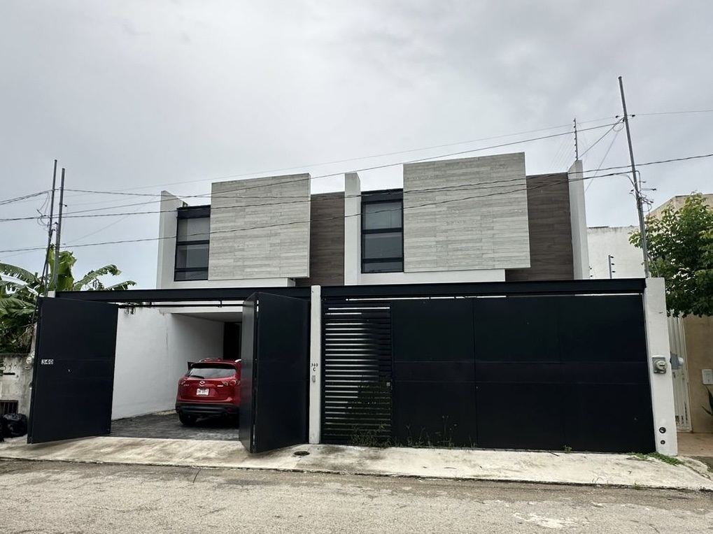 Townhouse de 2 recámaras, piscina y jardín, cerca de la Av. Andrés García Lavín.