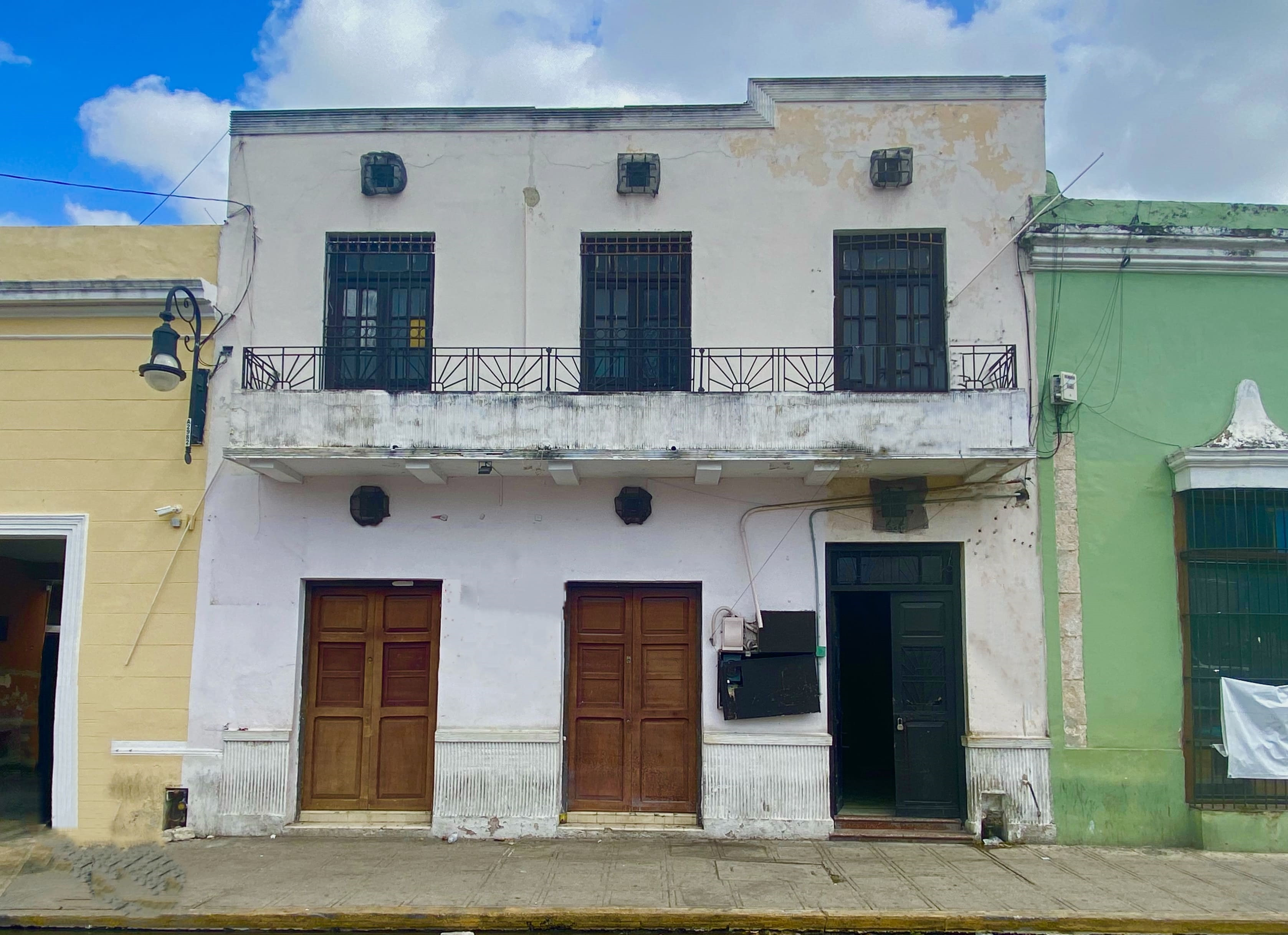 Casa para remodelar, en el centro, frente al Parque San Juan, 248 mt2 de terreno.