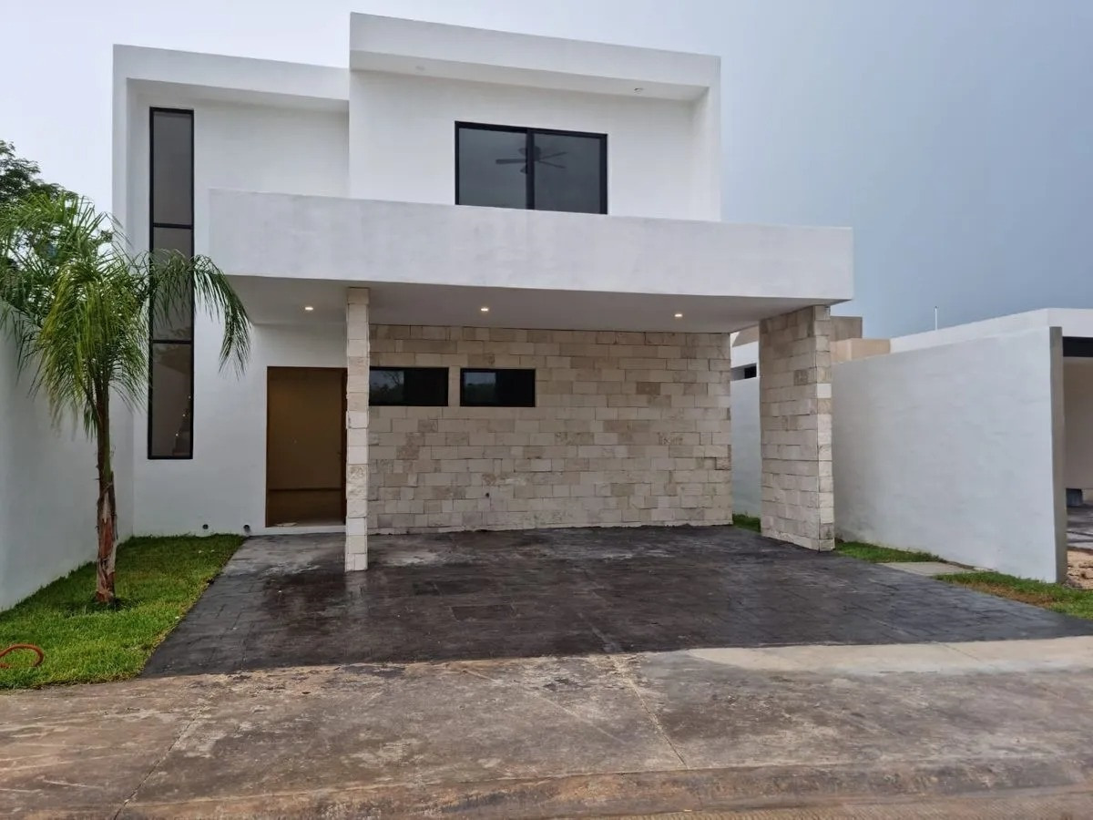 Casa con recámara en planta baja, dentro de privada.