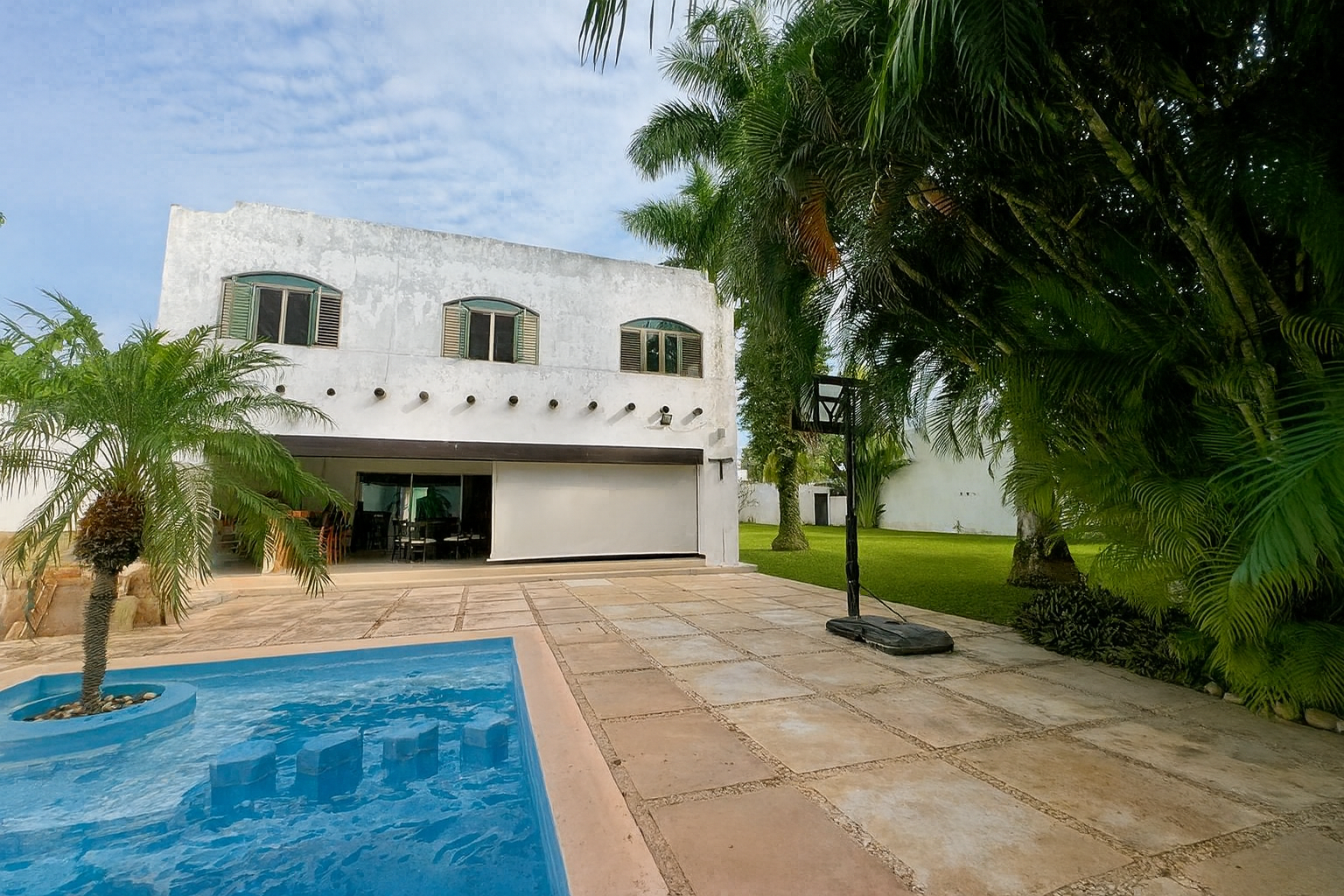 Casa en venta en Colonia México Norte, amplio terreno, alberca y paneles solares.