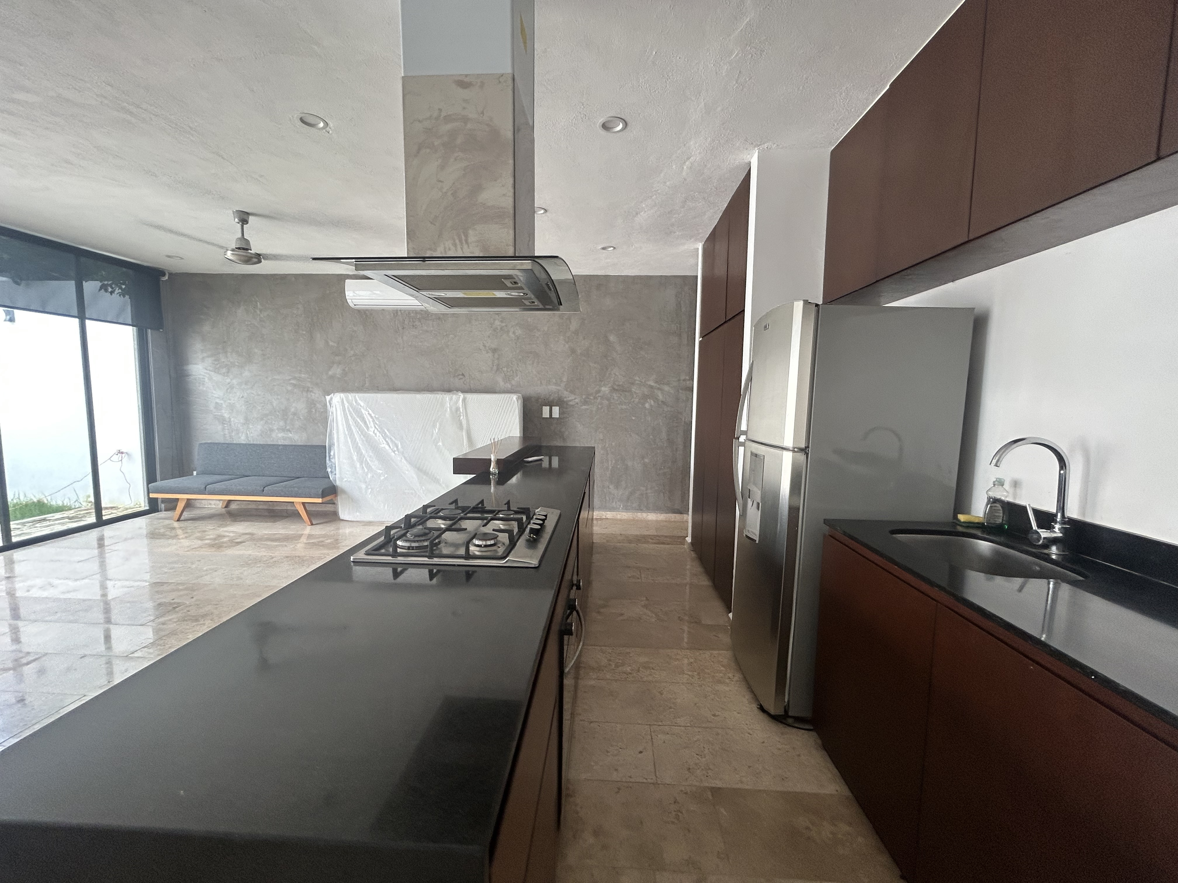 Townhouse de 2 recámaras, sin amueblar o semi, con paneles solares, en Temozon.