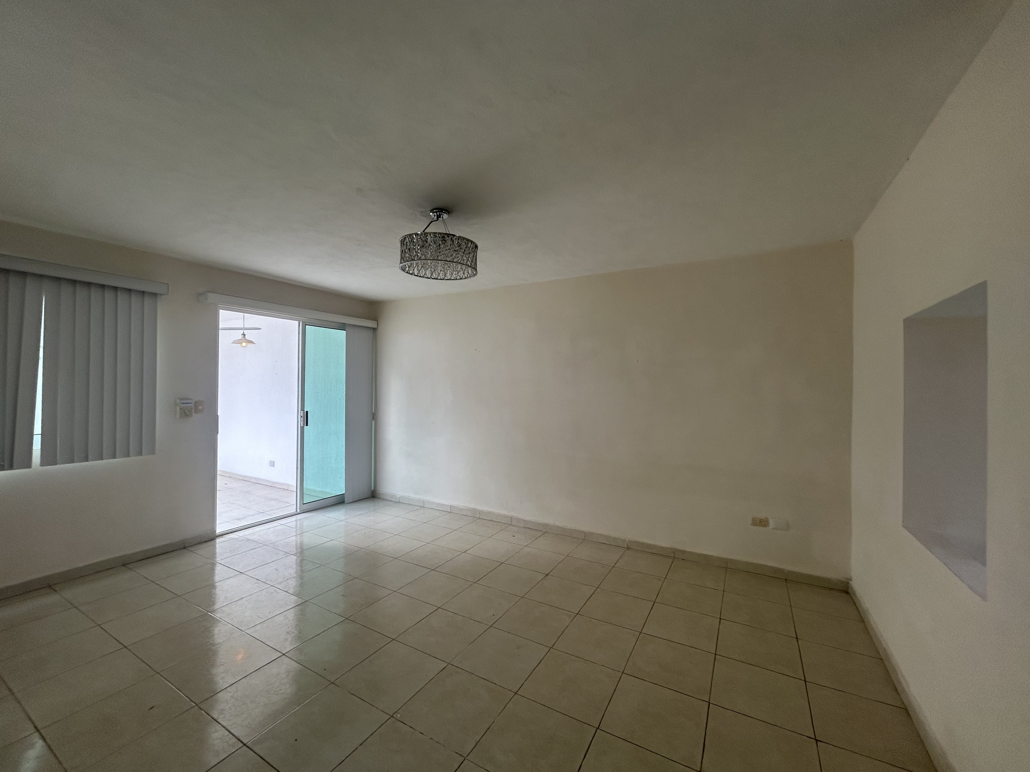 Casa de 3 recámaras, sin muebles, en Altabrisa con alberca.