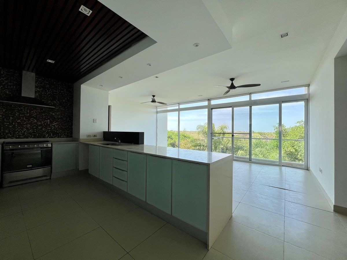 Departamento de 3 recámaras, dentro del Yucatan Country Club.